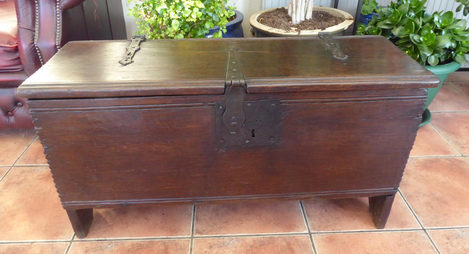 Country Oak Six Plank Cottage Coffer 1660 (1 of 15)