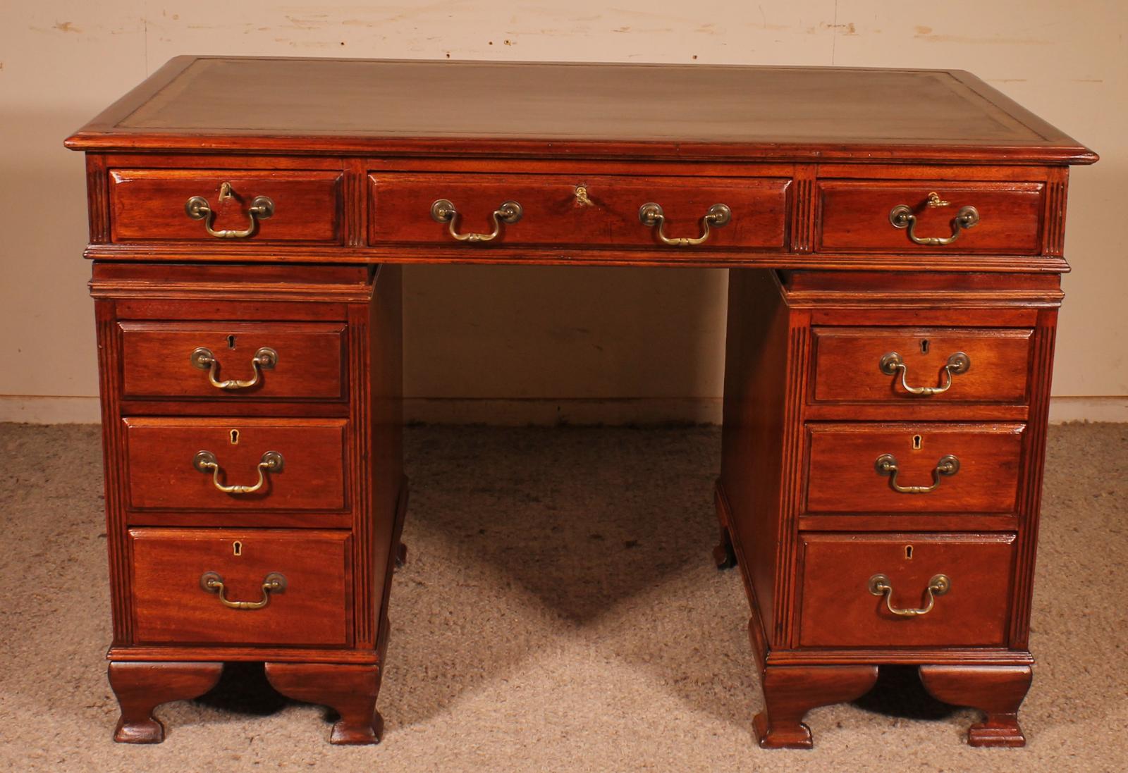 Small Mahogany Pedestal Desk - 19th Century (1 of 10)