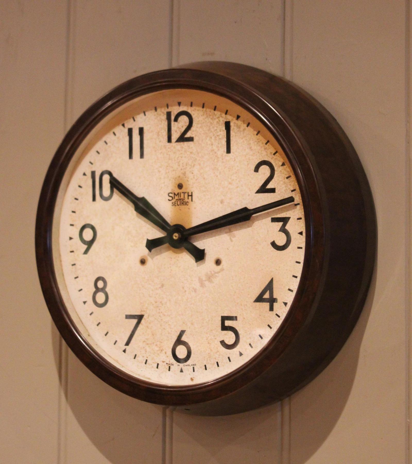 Original Bakelite Wall Clock (1 of 11)