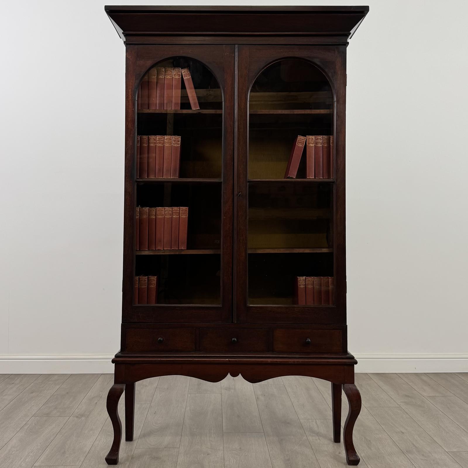 Antique 18th Century Fine Quality Display Cabinet In Mahogany (1 of 12) Antique 18th Century Fine Quality Display Cabinet In Mahogany (1 of 12)