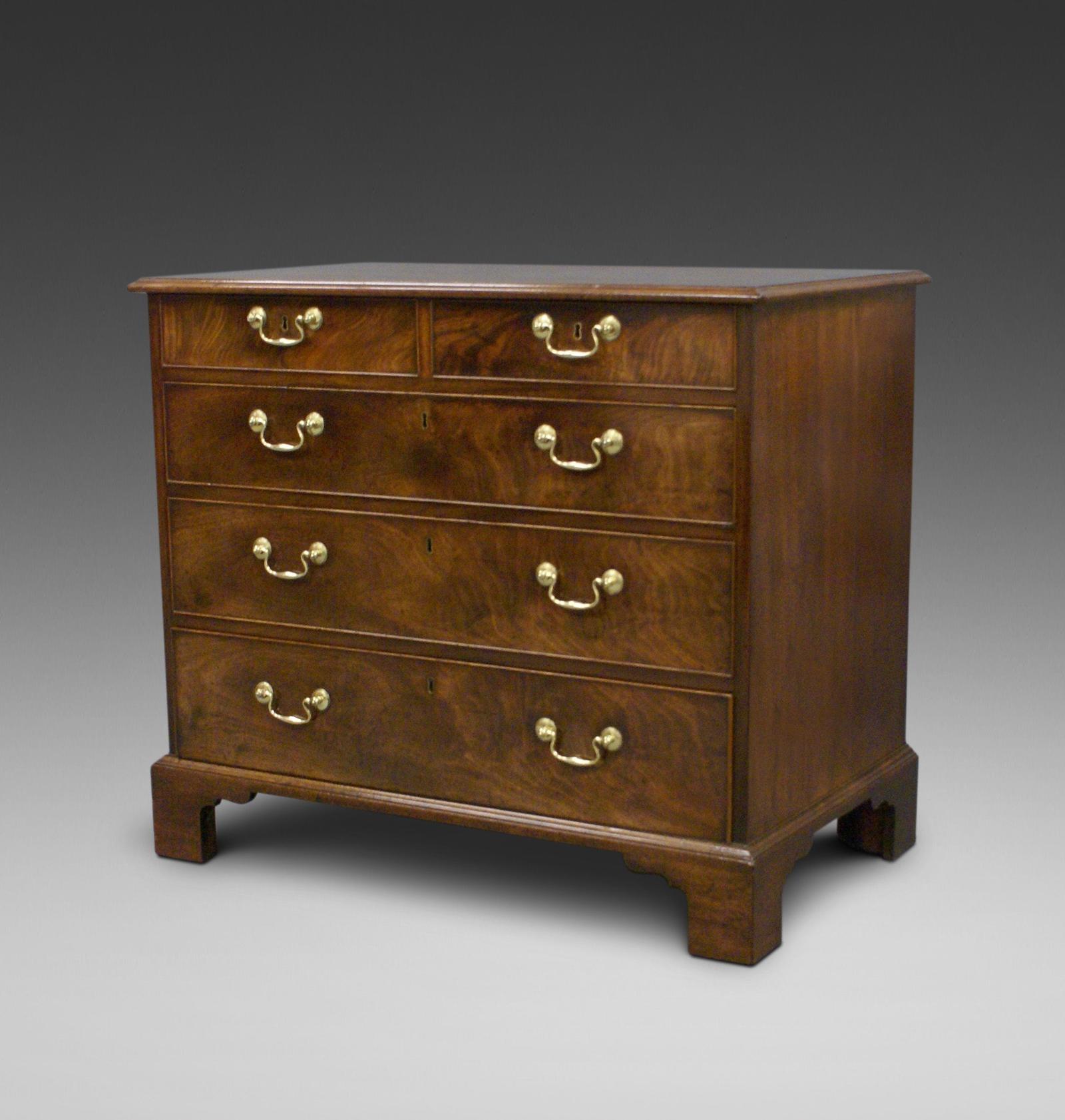 Attractive George III Chest of Drawers (1 of 6) Attractive George III Chest of Drawers (1 of 6)