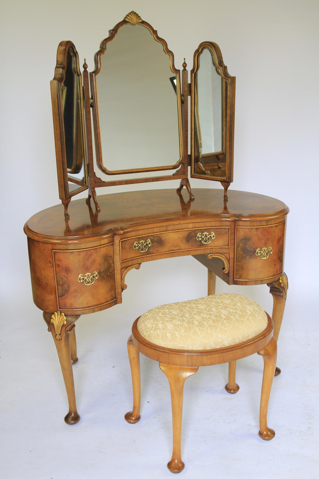Queen Anne Style Burr Walnut Kidney Shaped Dressing Table (1 of 10) Queen Anne Style Burr Walnut Kidney Shaped Dressing Table (1 of 10)