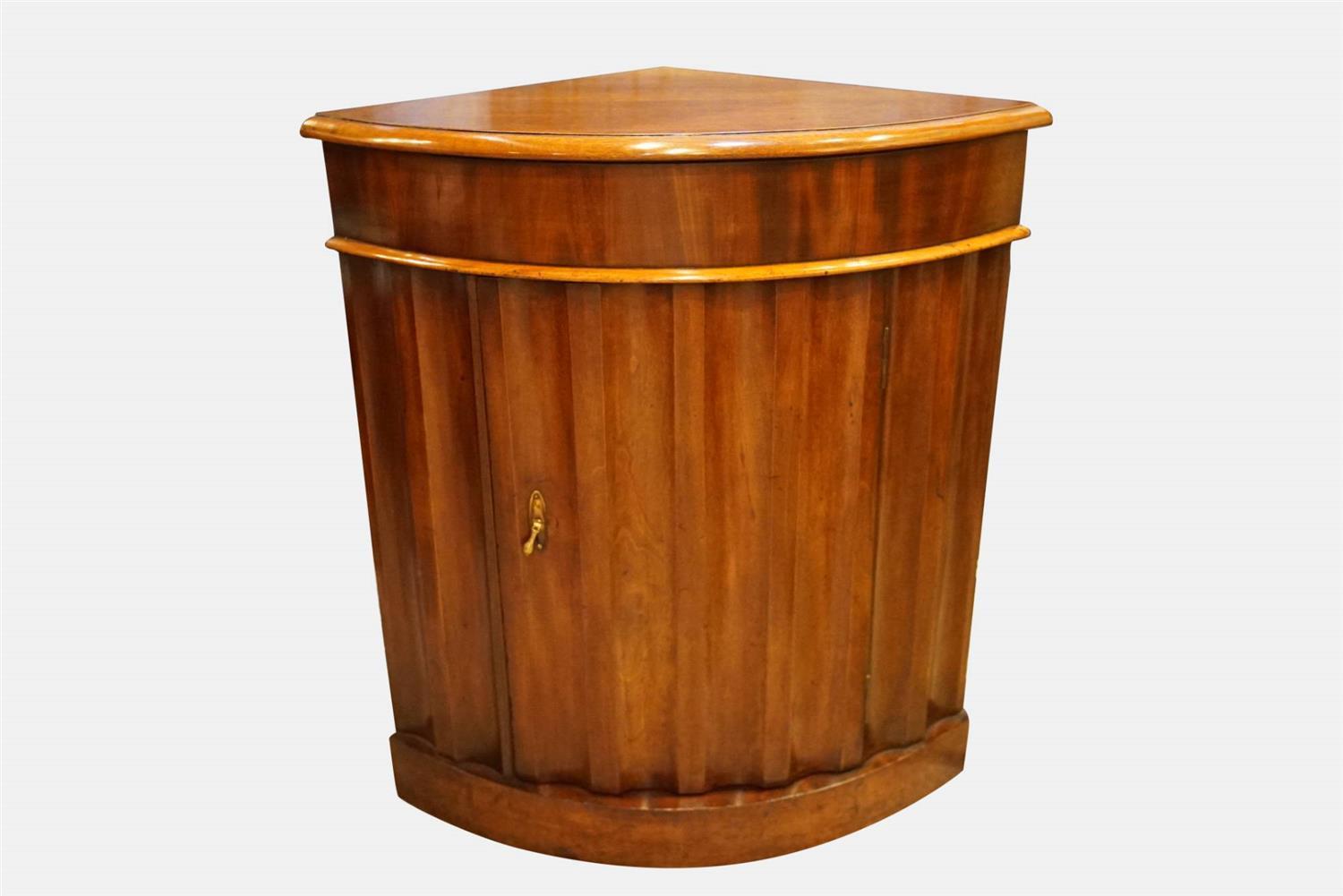 Mid 19th Century Mahogany Corner Cupboard (1 of 1) Mid 19th Century Mahogany Corner Cupboard (1 of 1)