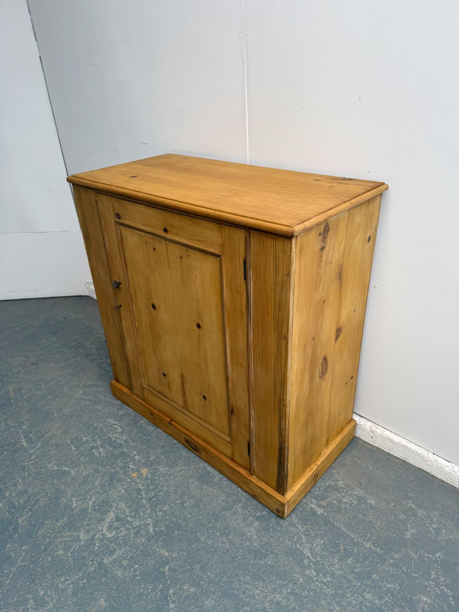 A Quality Victorian Antique / Old Pine 1 Door Waxed Hall Cupboard (1 of 8) A Quality Victorian Antique / Old Pine 1 Door Waxed Hall Cupboard (1 of 8)