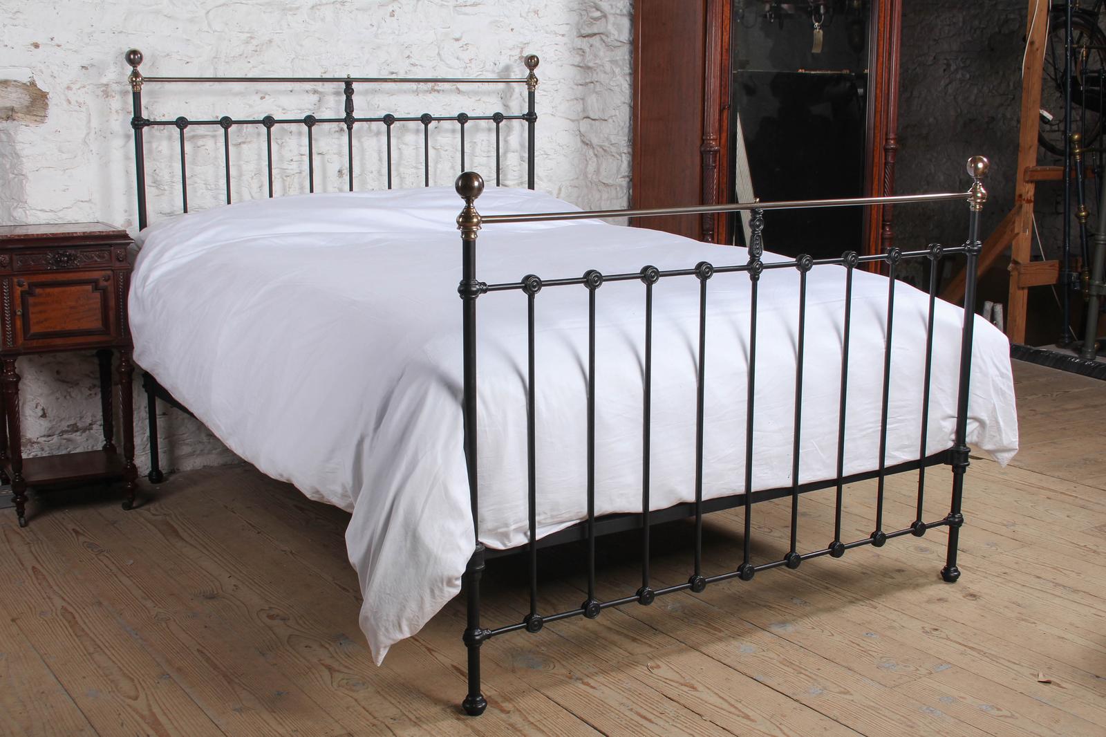 Very Nice Classic Straight Rail Victorian Iron and Brass Kingsize Bed (1 of 8) Very Nice Classic Straight Rail Victorian Iron and Brass Kingsize Bed (1 of 8)
