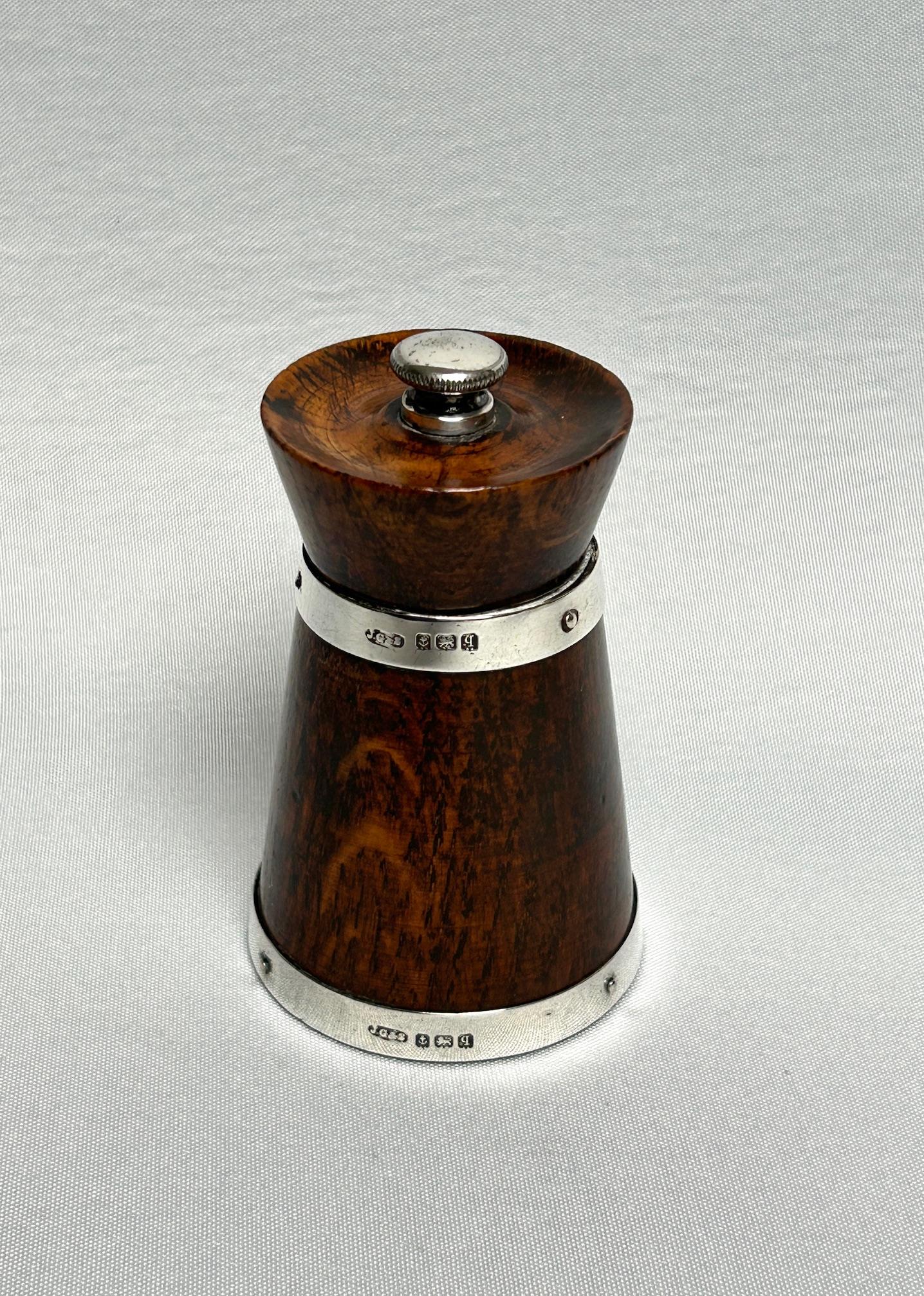 Fine George V Silver & Oak Pepper Grinder (1 of 7) Fine George V Silver & Oak Pepper Grinder (1 of 7)