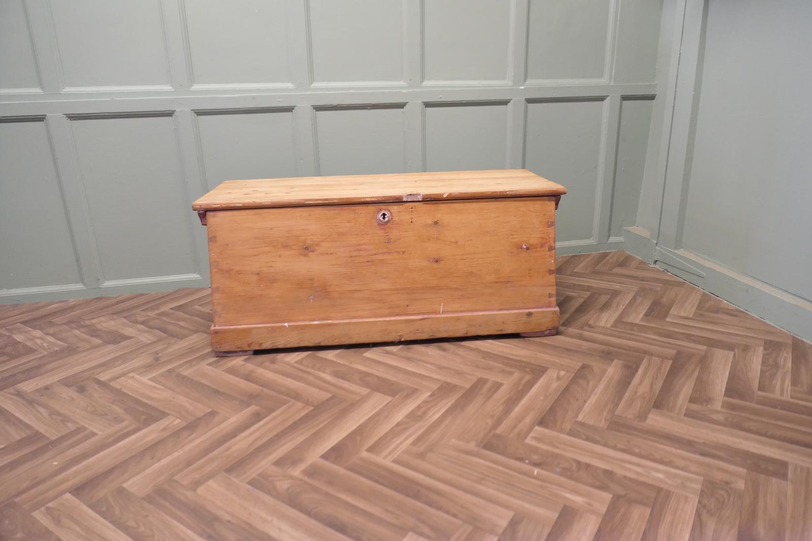 Heavy Quality Pine Carriage Trunk (1 of 6) Heavy Quality Pine Carriage Trunk (1 of 6)