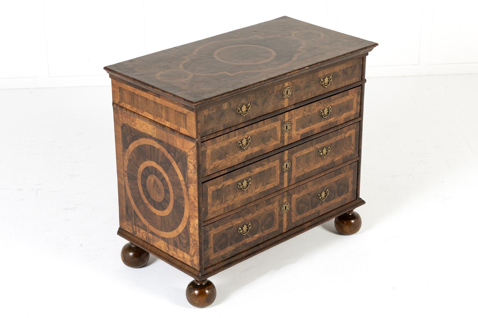 Late 17th Century / Early 18th Century Dutch Oyster-veneered Walnut Chest of Drawers (1 of 7) Late 17th Century / Early 18th Century Dutch Oyster-veneered Walnut Chest of Drawers (1 of 7)