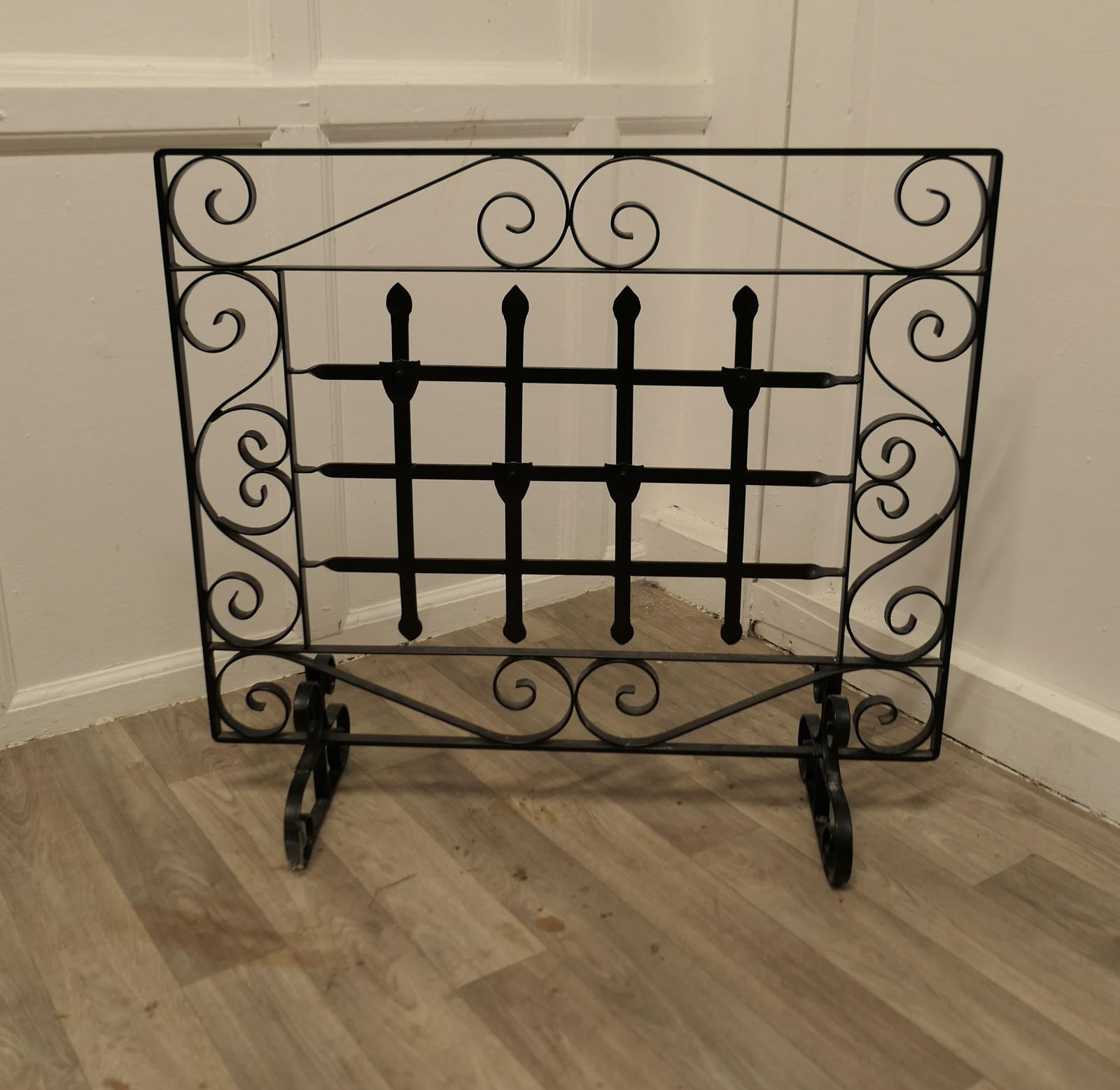 Good Quality Wrought Iron Fire Screen / Fire Guard (1 of 5) Good Quality Wrought Iron Fire Screen / Fire Guard (1 of 5)
