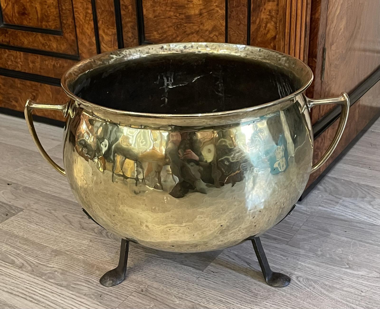 Arts & Crafts Brass Log Coal Bucket (1 of 7) Arts & Crafts Brass Log Coal Bucket (1 of 7)