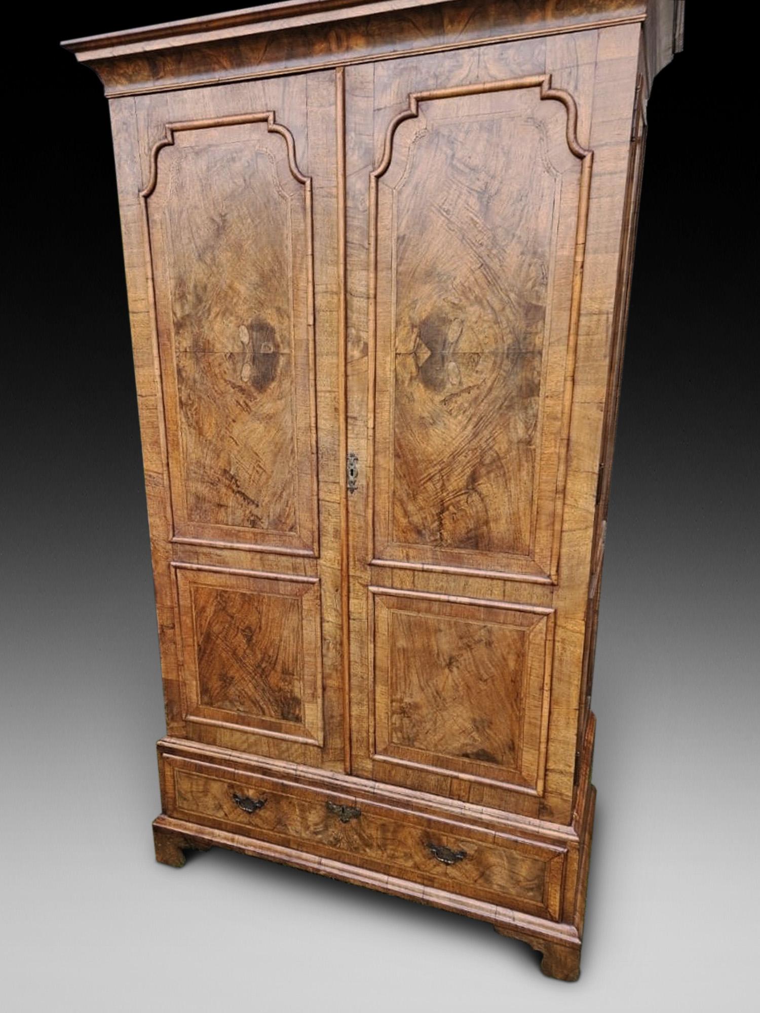 Georgian Style Walnut Wardrobe (1 of 6) Georgian Style Walnut Wardrobe (1 of 6)