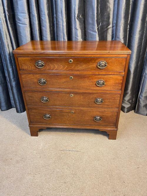 Georgian Mahogany Chest of Drawers (1 of 6)