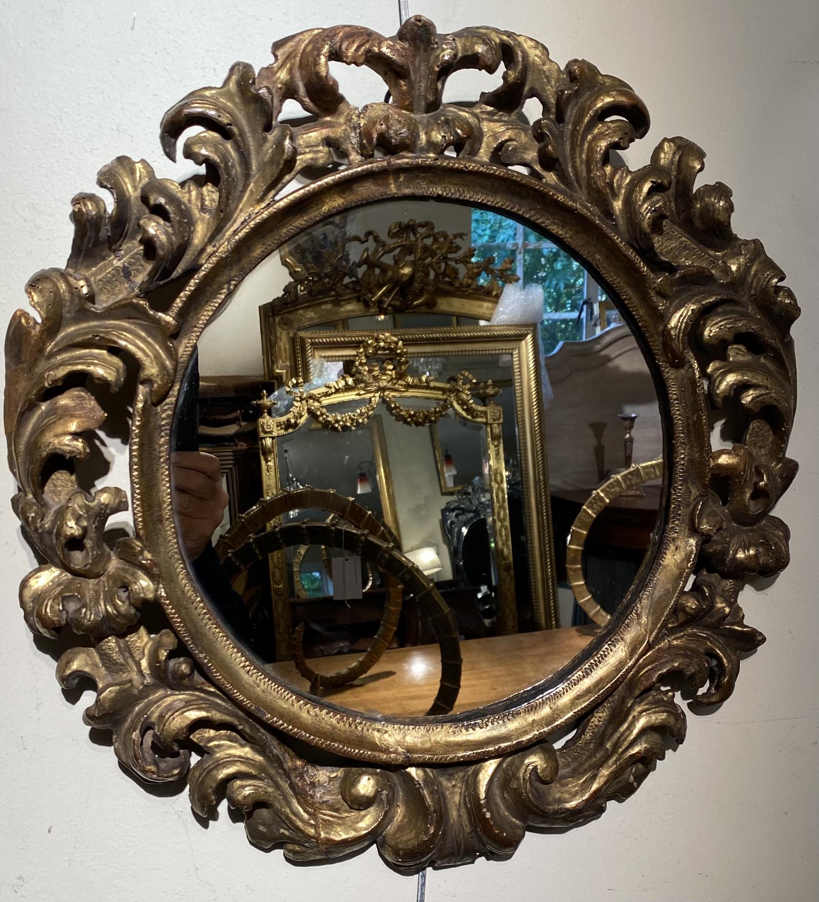 Round Carved Giltwood 17th Century Baroque Mirror (1 of 5) Round Carved Giltwood 17th Century Baroque Mirror (1 of 5)