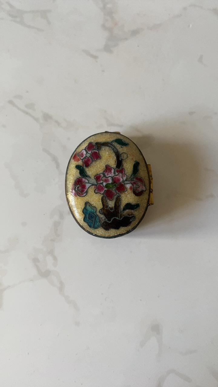 Antique Chinese Cloisonné Enamel Locket Pendant Box Miniature Trinket Box (1 of 3) Antique Chinese Cloisonné Enamel Locket Pendant Box Miniature Trinket Box (1 of 3)