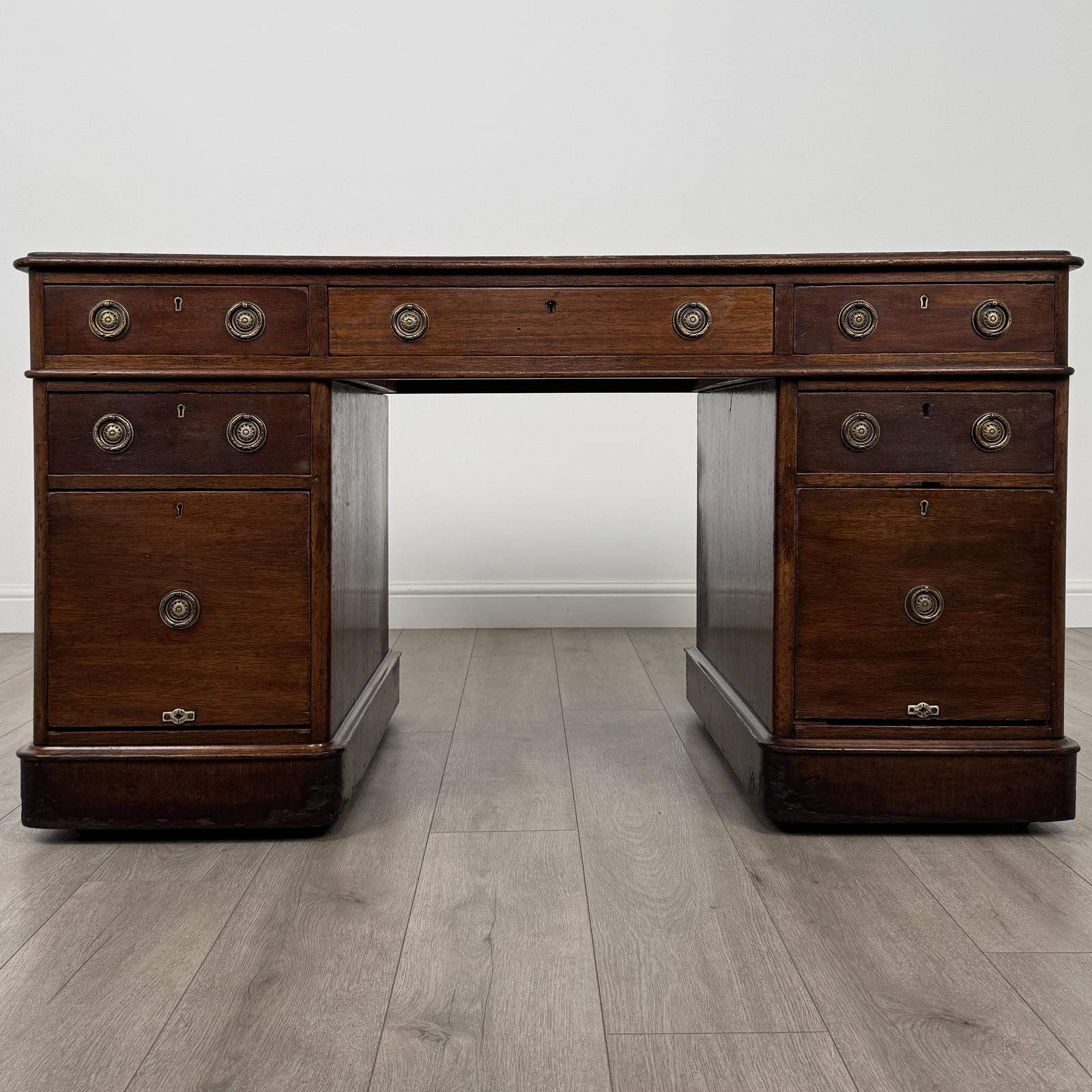 Antique 19th Century Good Quality Pedestal Desk in Mahogany (1 of 11)