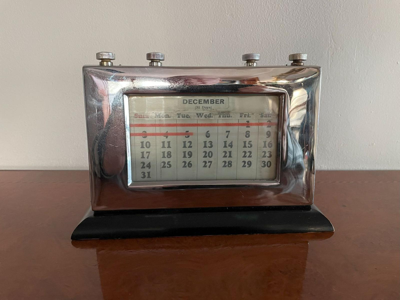 Perpetual Chrome Desk Calendar (1 of 4)