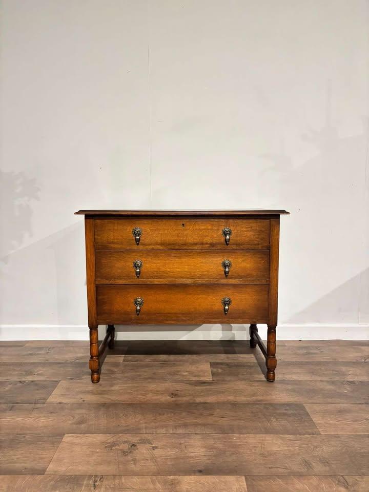 Vintage Oak Three Drawer Graduated Chest (1 of 17) Vintage Oak Three Drawer Graduated Chest (1 of 17)