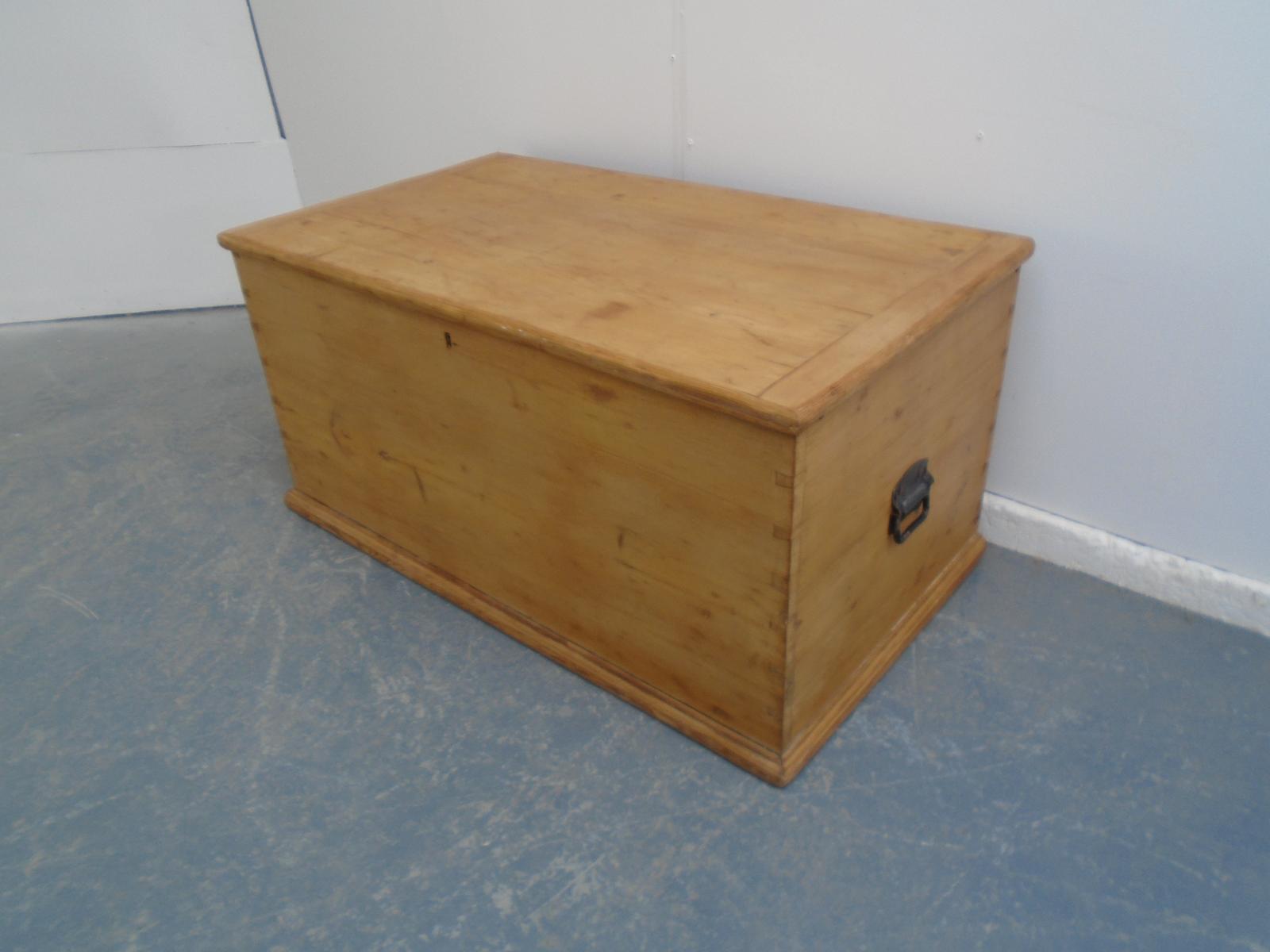 A Large Antique / Old Pine Waxed Victorian Coffer Box / TV Stand (1 of 8)