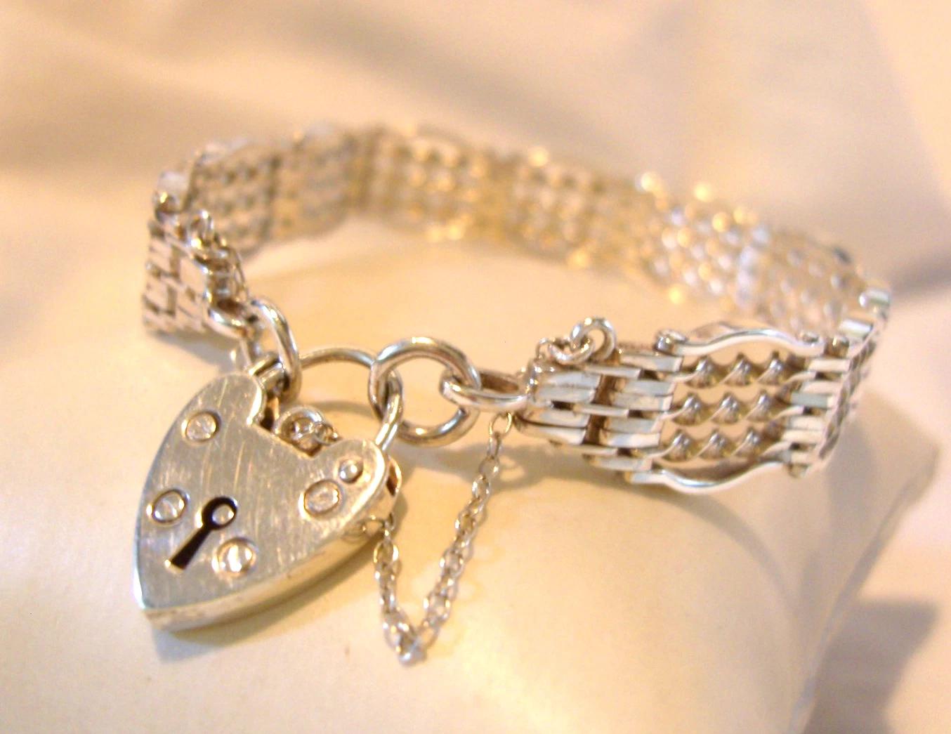 Bracelet Sterling Silver 1968 Hallmarked Gate Link & Love Heart Padlock 7"L Nos (1 of 15)