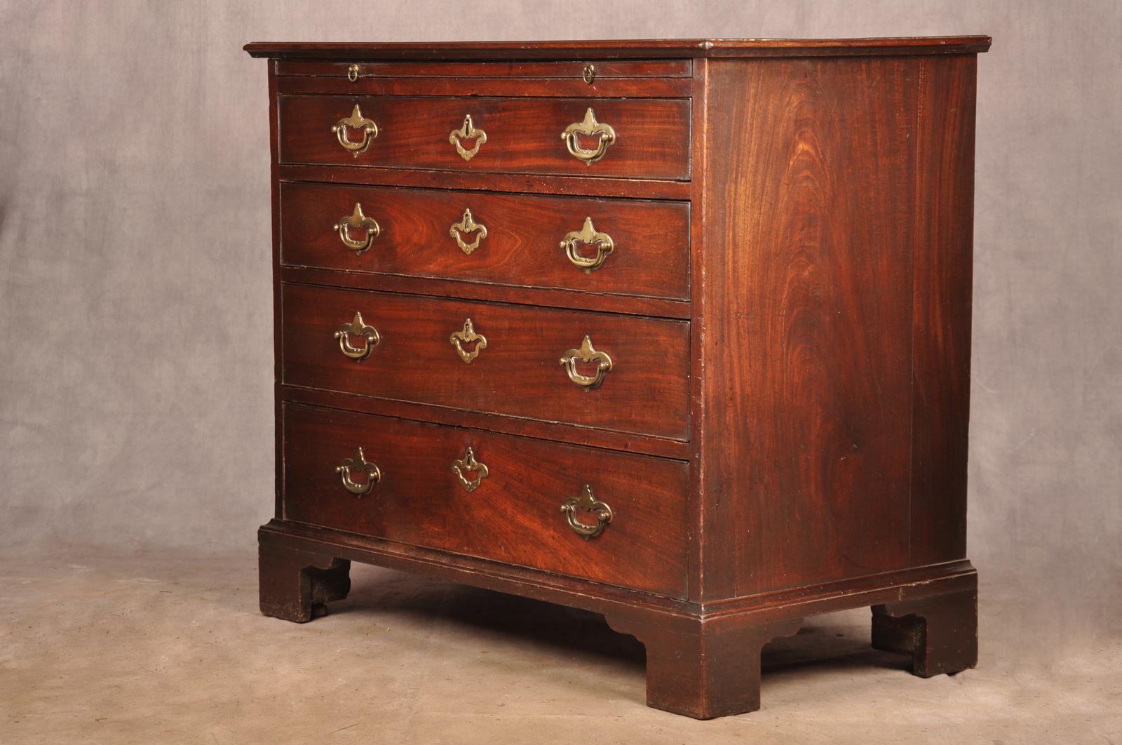 Very Fine Early 18th Century Mahogany Chest of Drawers (1 of 16)