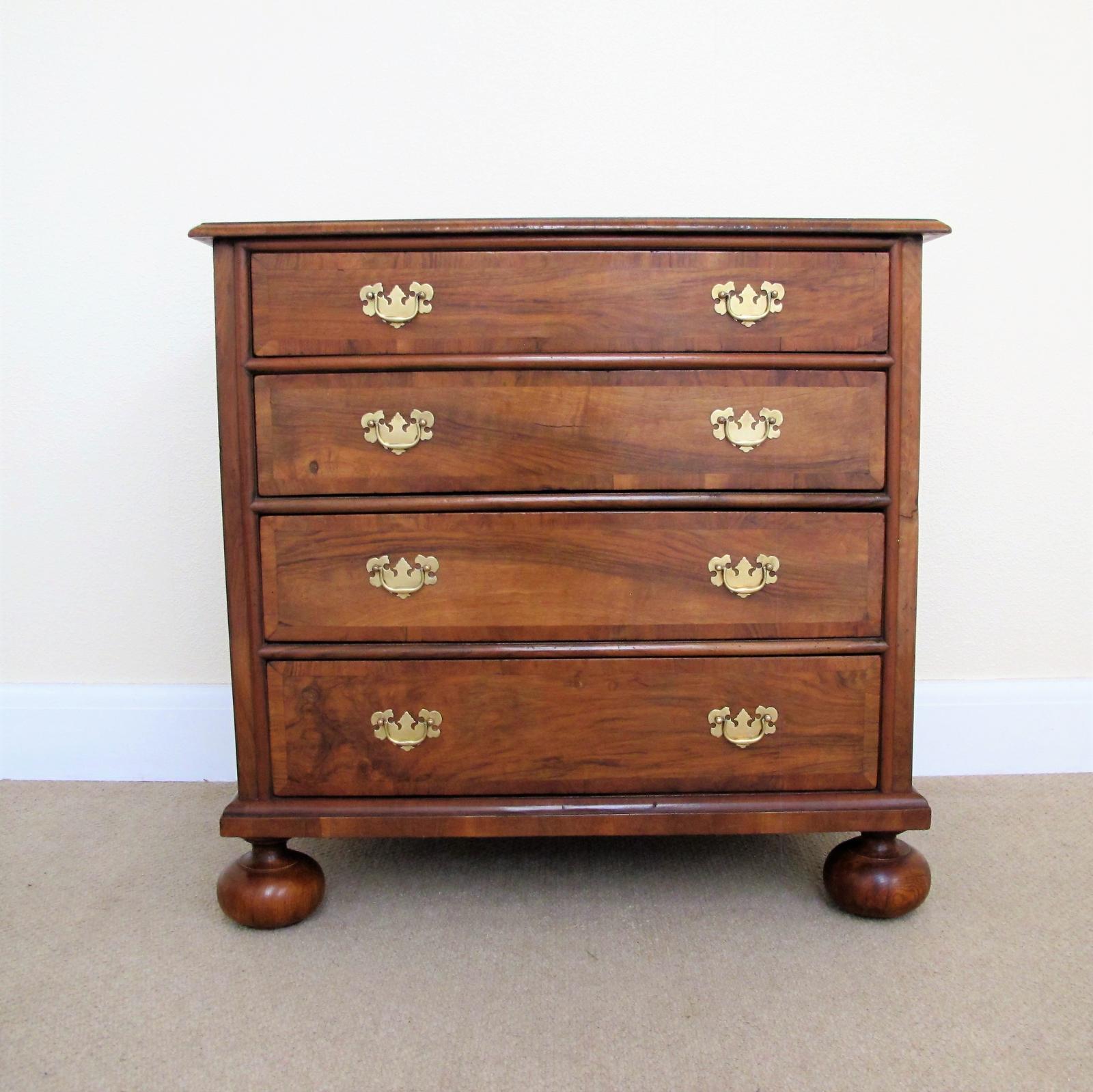 Walnut Chest of Drawers - Queen Anne Period (1 of 10)