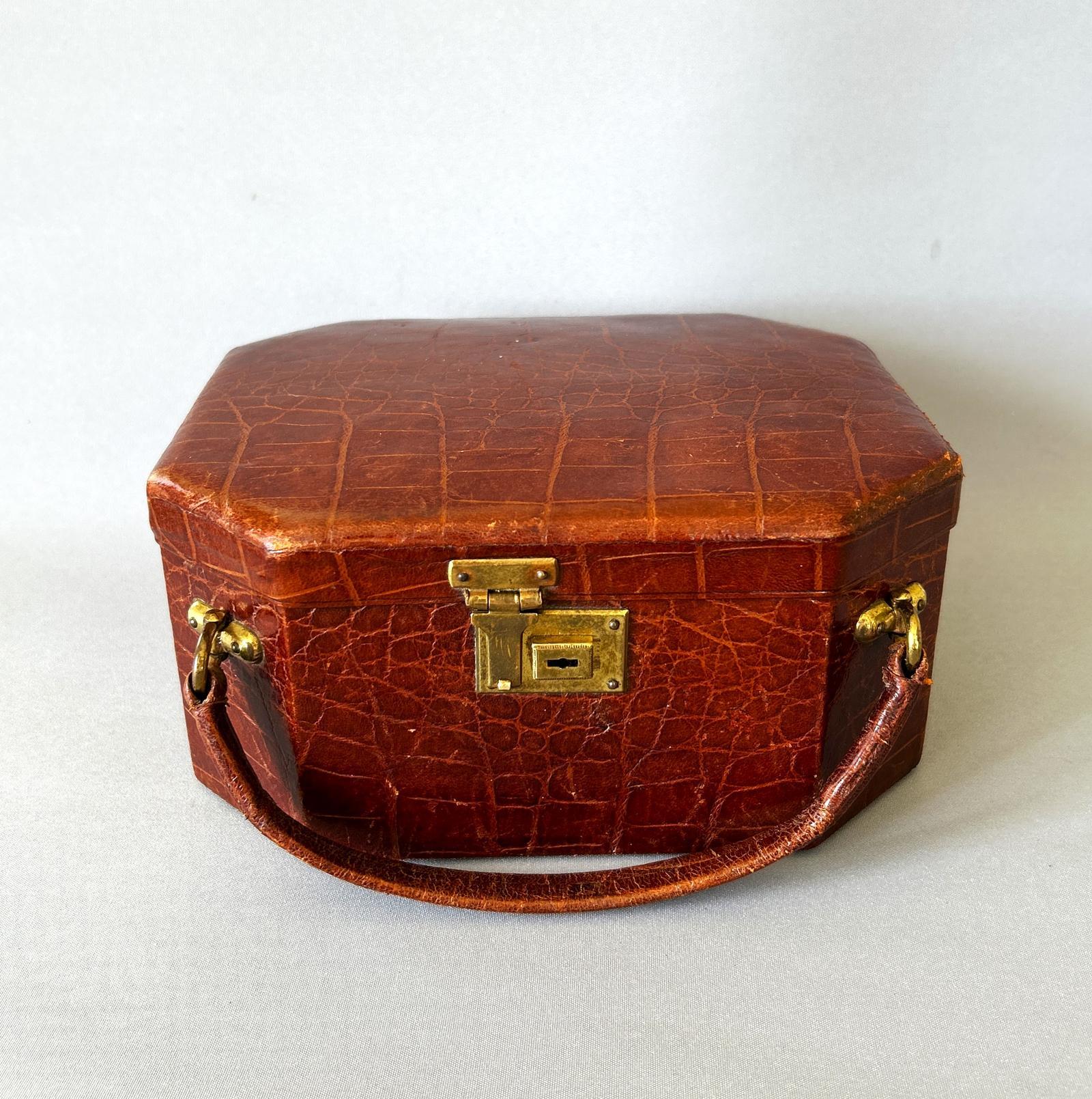 Handsome Art Deco Crocodile Skin Vanity Case (1 of 8) Handsome Art Deco Crocodile Skin Vanity Case (1 of 8)