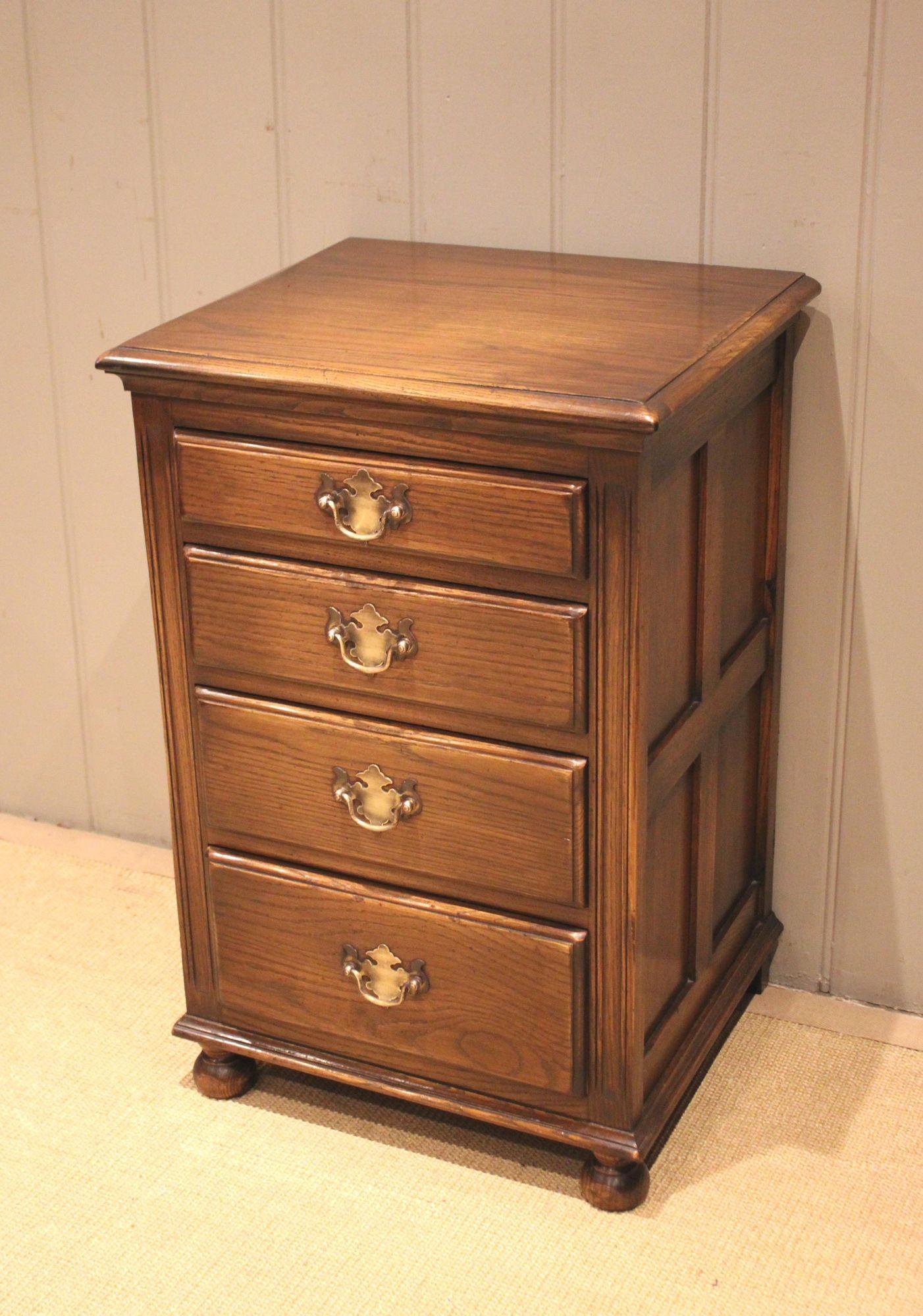 Small Oak Chest of Drawers (1 of 12)