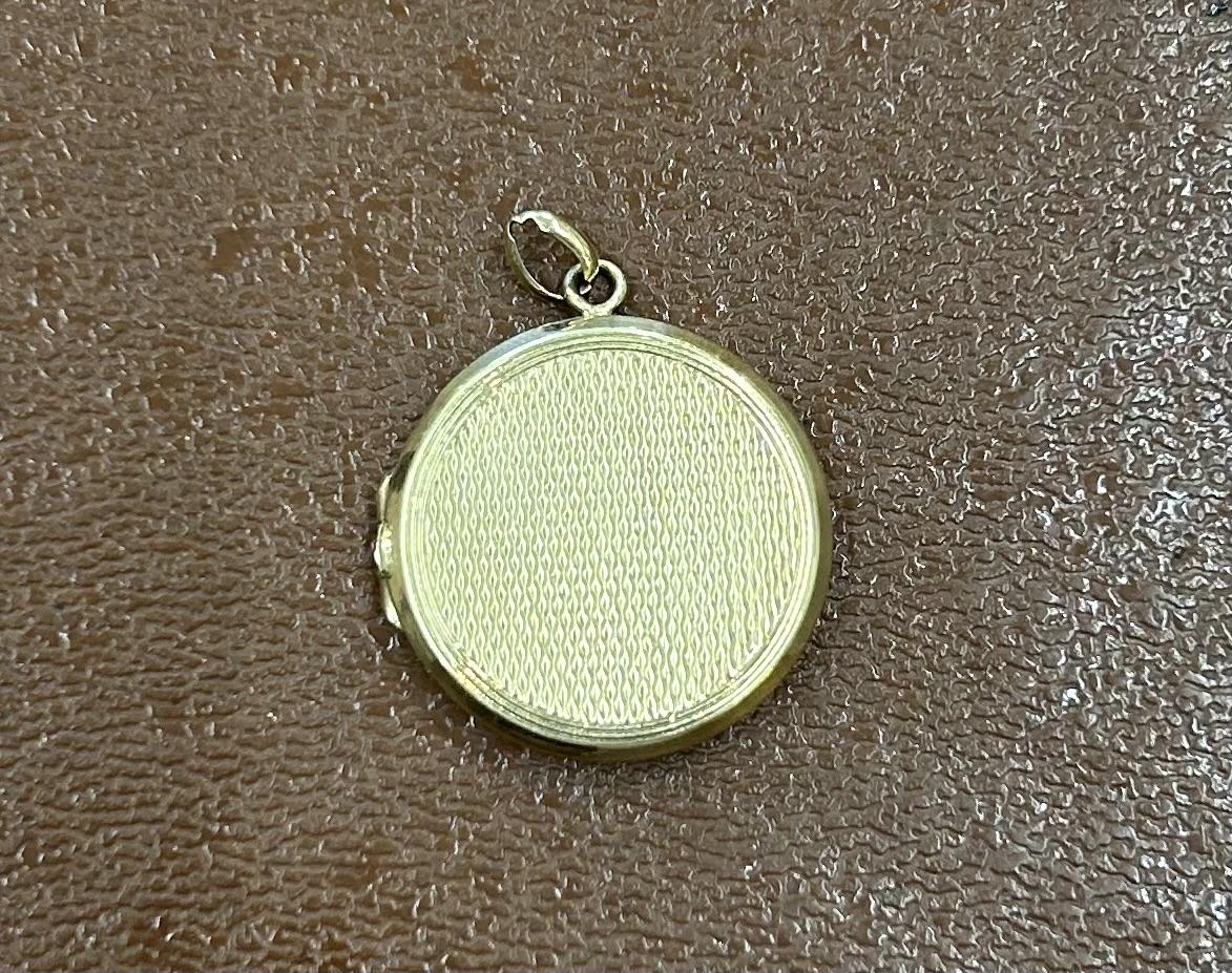 9ct Gold Locket (1 of 2)