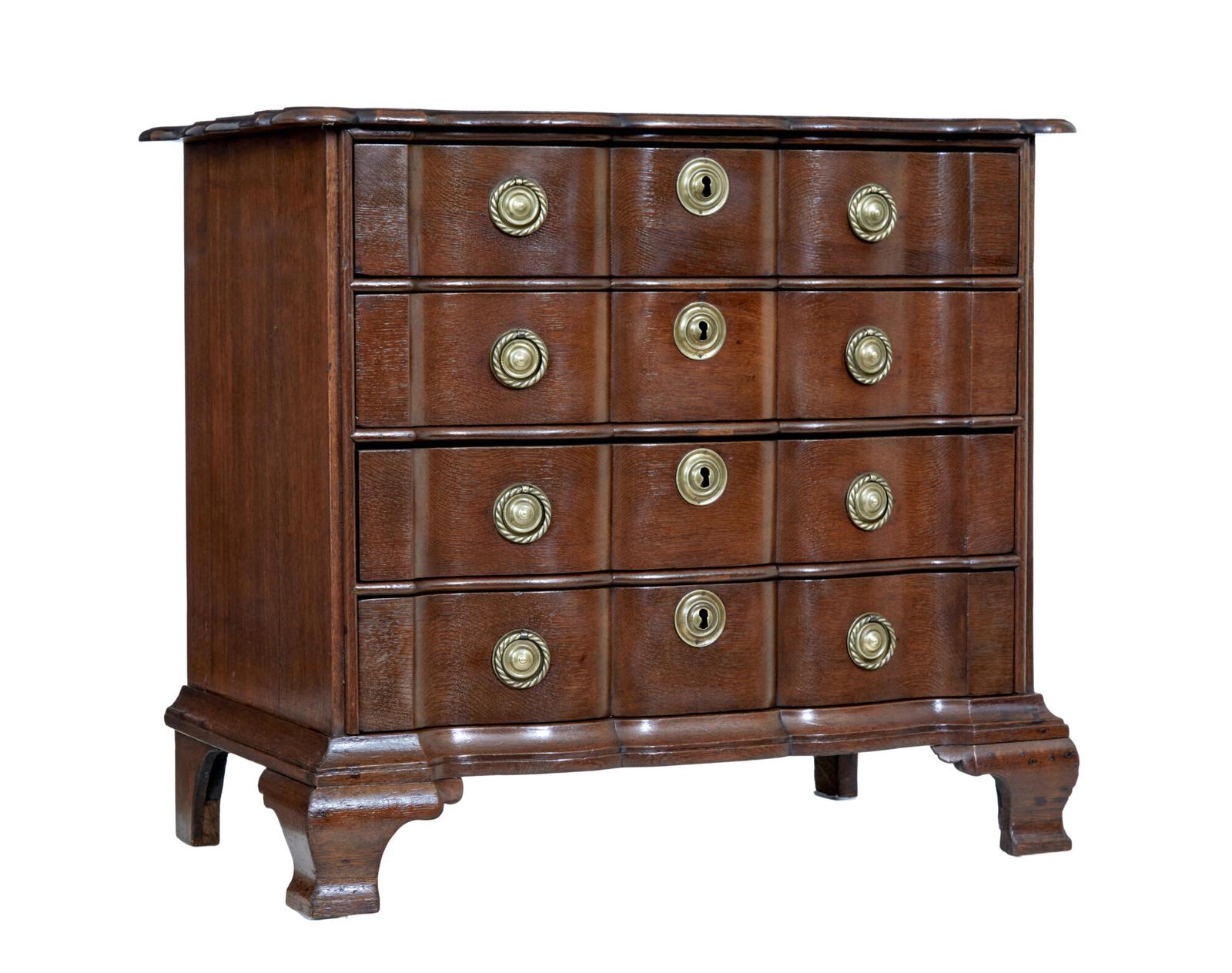 19th Century Shaped Front Oak Chest of Drawers (1 of 7) 19th Century Shaped Front Oak Chest of Drawers (1 of 7)