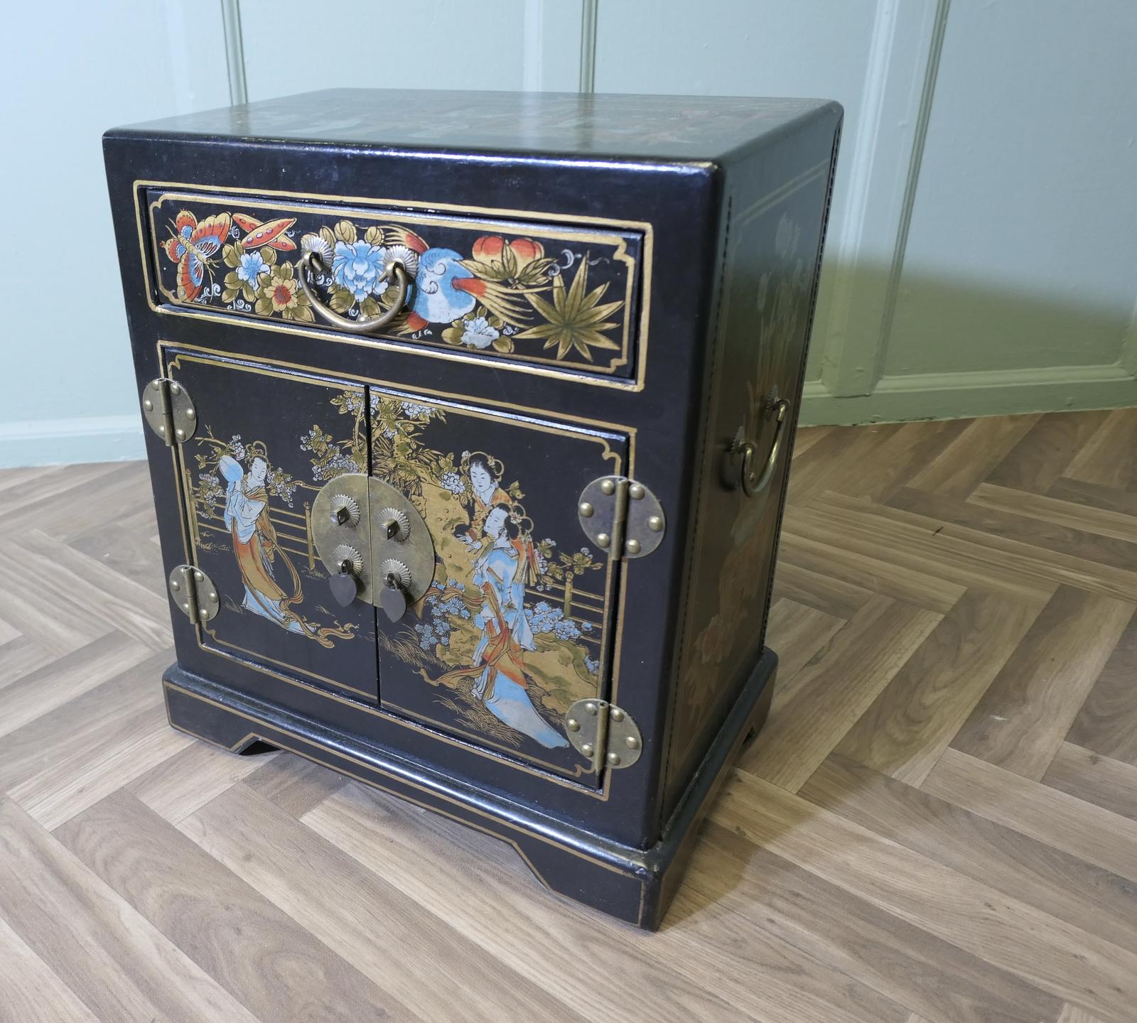Small Decorated Chinoiserie Cupboard (1 of 6) Small Decorated Chinoiserie Cupboard (1 of 6)