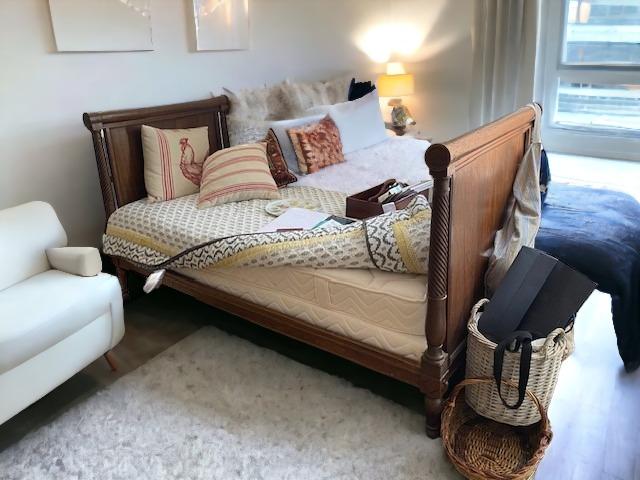 French Oak Day / Single Bed (1 of 7)