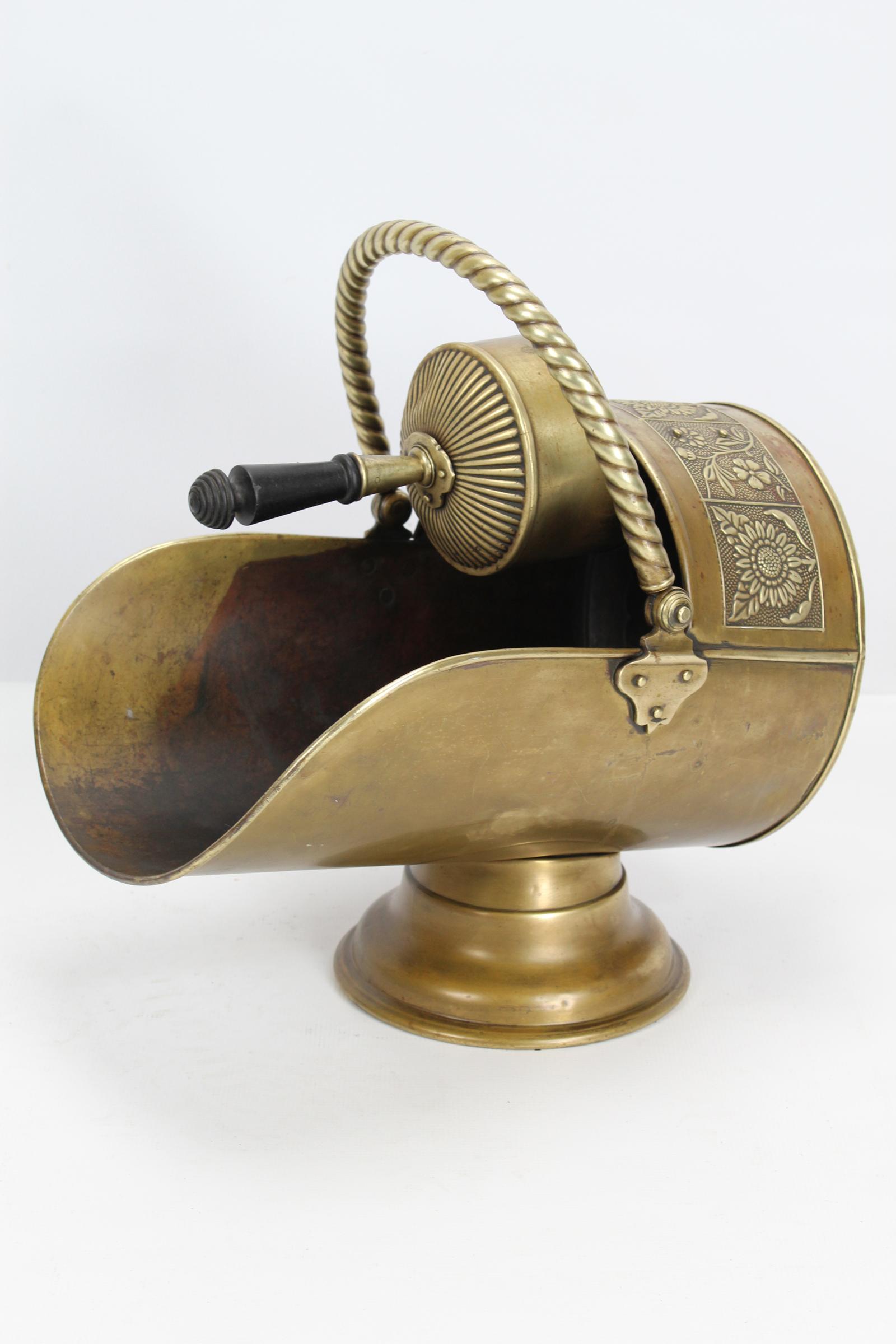 Victorian Brass Helmet Coal Scuttle & Shovel (1 of 13) Victorian Brass Helmet Coal Scuttle & Shovel (1 of 13)