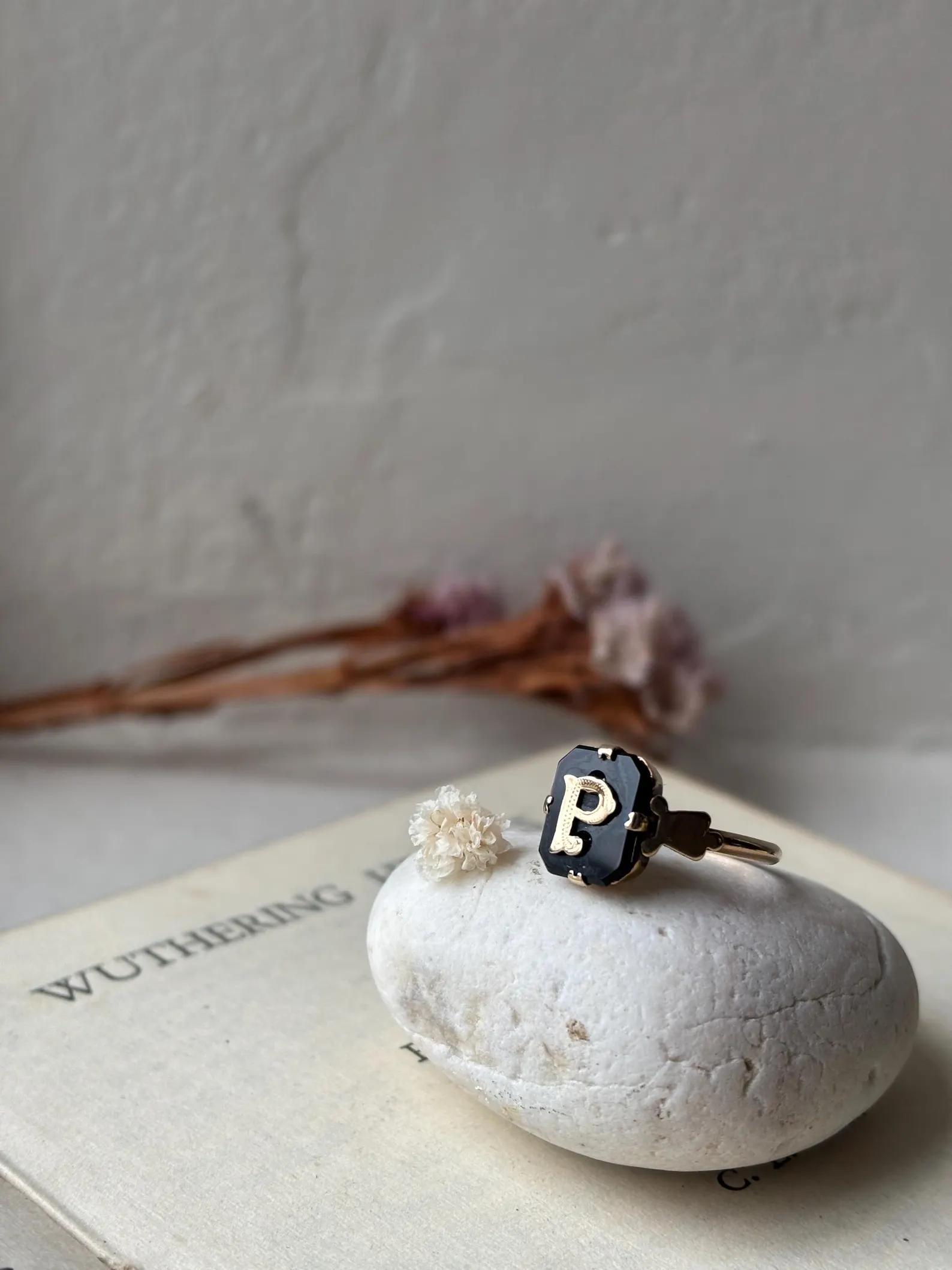 Victorian 9ct Gold & Onyx Initial Ring (1 of 6) Victorian 9ct Gold & Onyx Initial Ring (1 of 6)