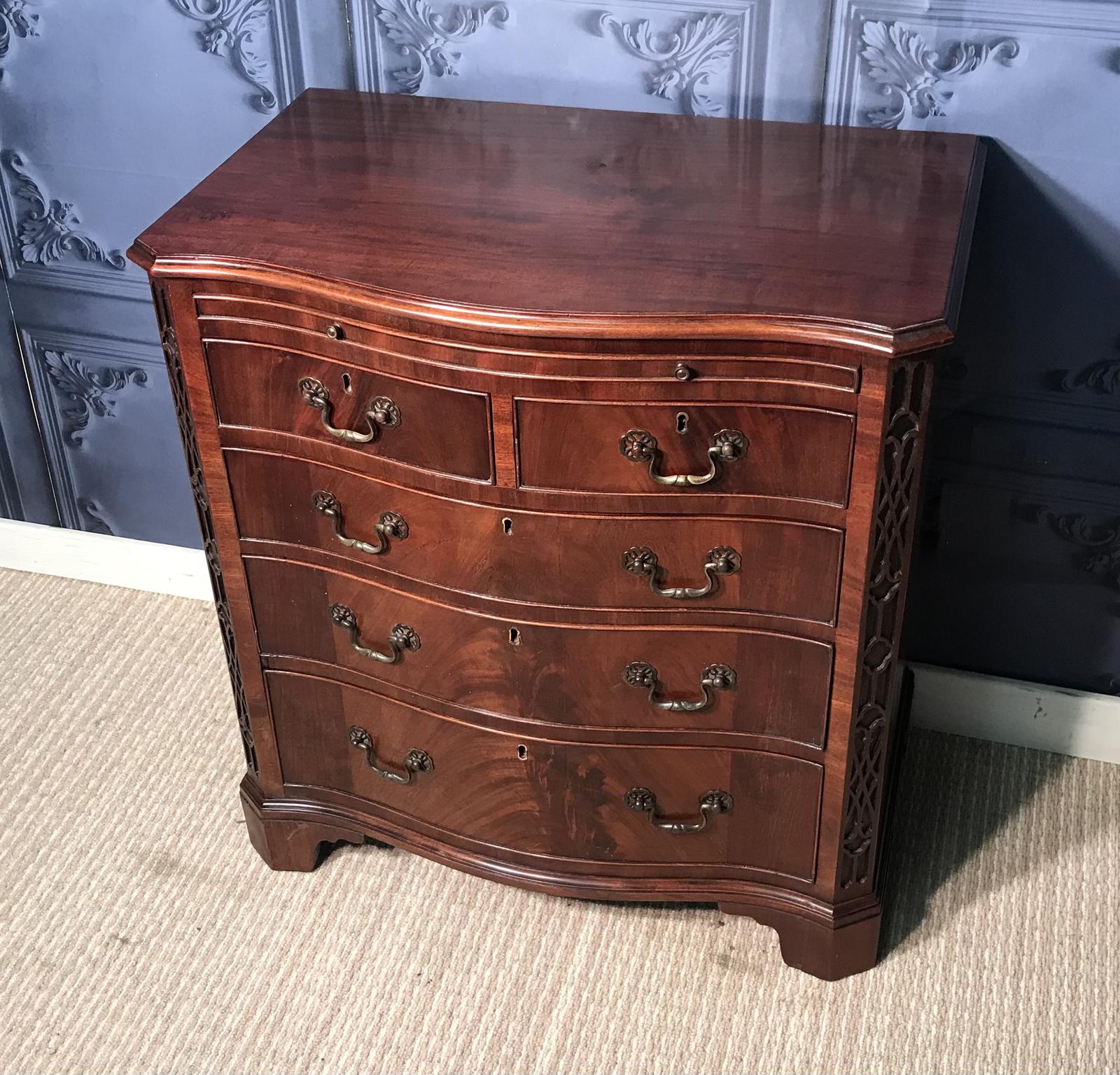 Georgian Style Mahogany Bachelors Chest (1 of 1)