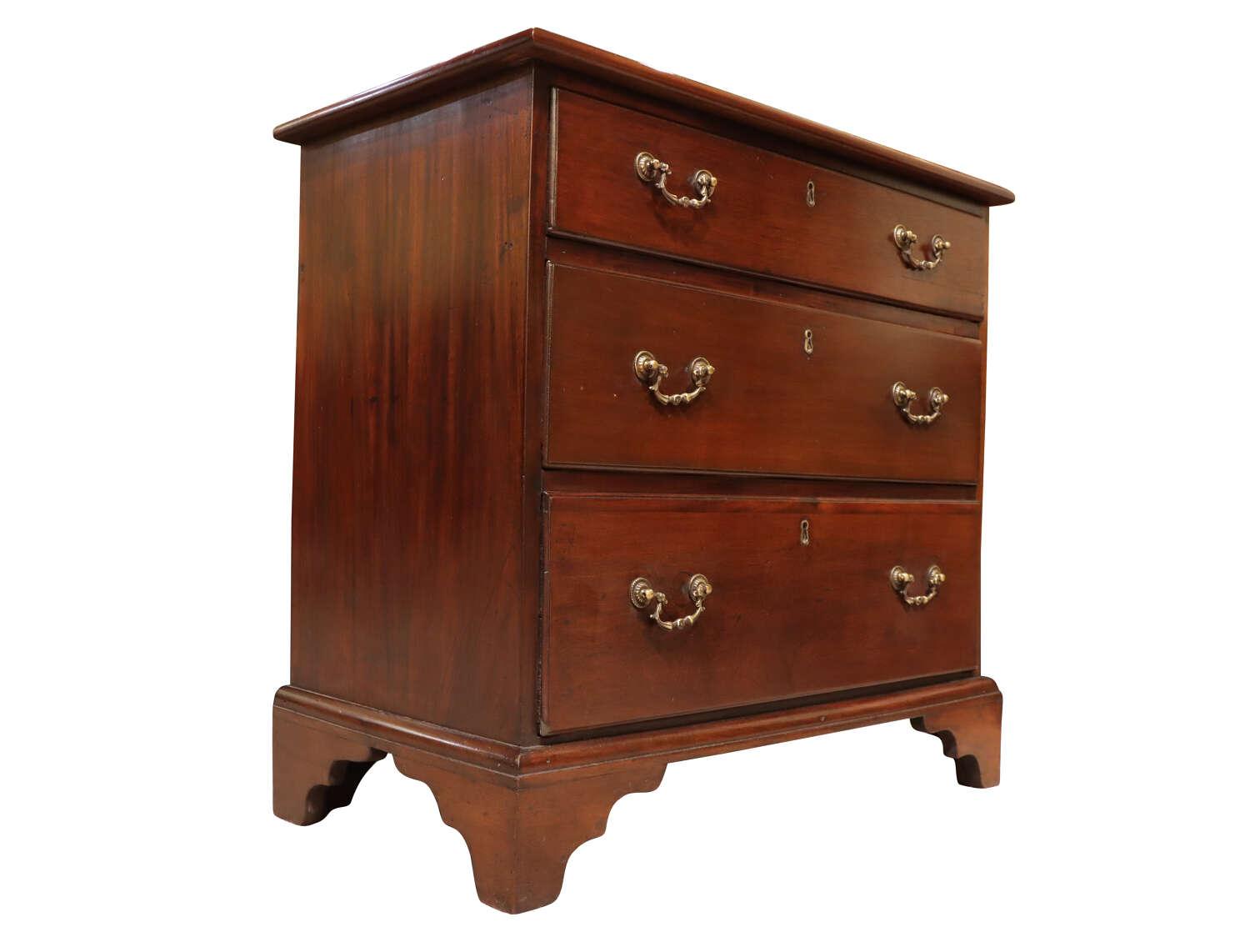 Small Mahogany Chest of Drawers (1 of 5)