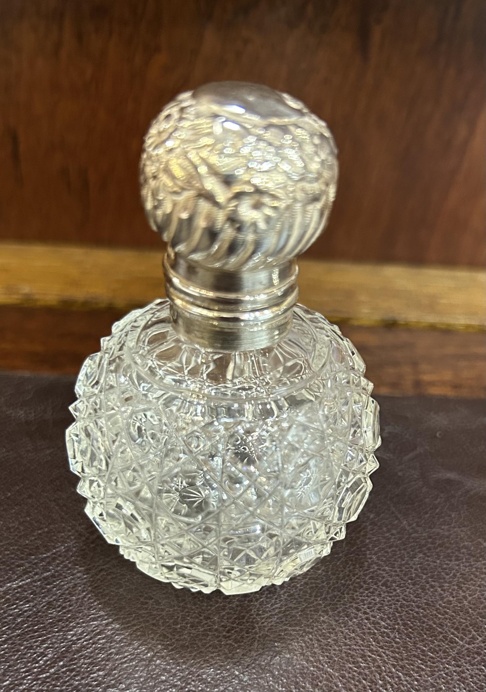 Late Victorian Silver Topped Glass Scent Bottle (1 of 4) Late Victorian Silver Topped Glass Scent Bottle (1 of 4)