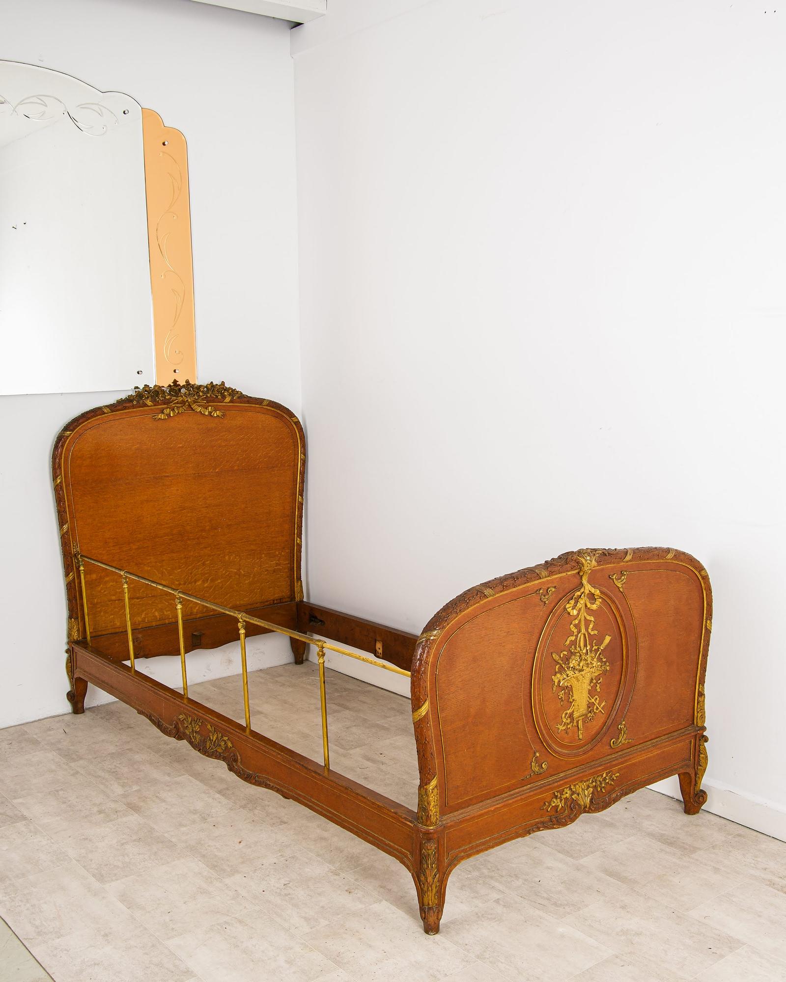 Antique French Louis XV Style Walnut & Giltwood Daybed (1 of 4) Antique French Louis XV Style Walnut & Giltwood Daybed (1 of 4)