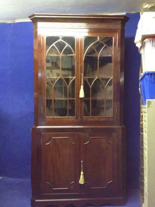Excellent Quality Georgian Mahogany Corner cabinet (c.1790) (1 of 1)