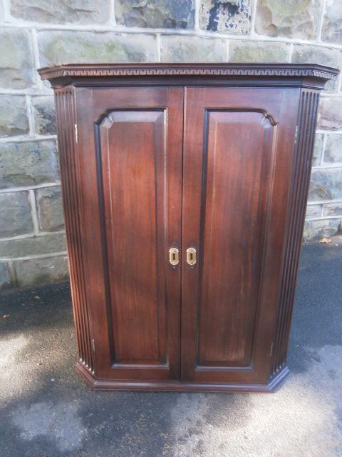 Antique George III Mahogany Corner Cupboard c.1780 (1 of 1) Antique George III Mahogany Corner Cupboard c.1780 (1 of 1)