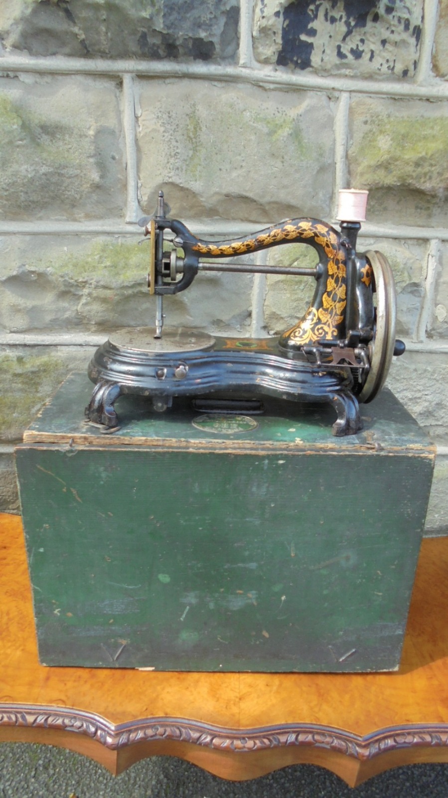 Antique Hand Crank Sewing Machine the Bedford Bear / LA97925
