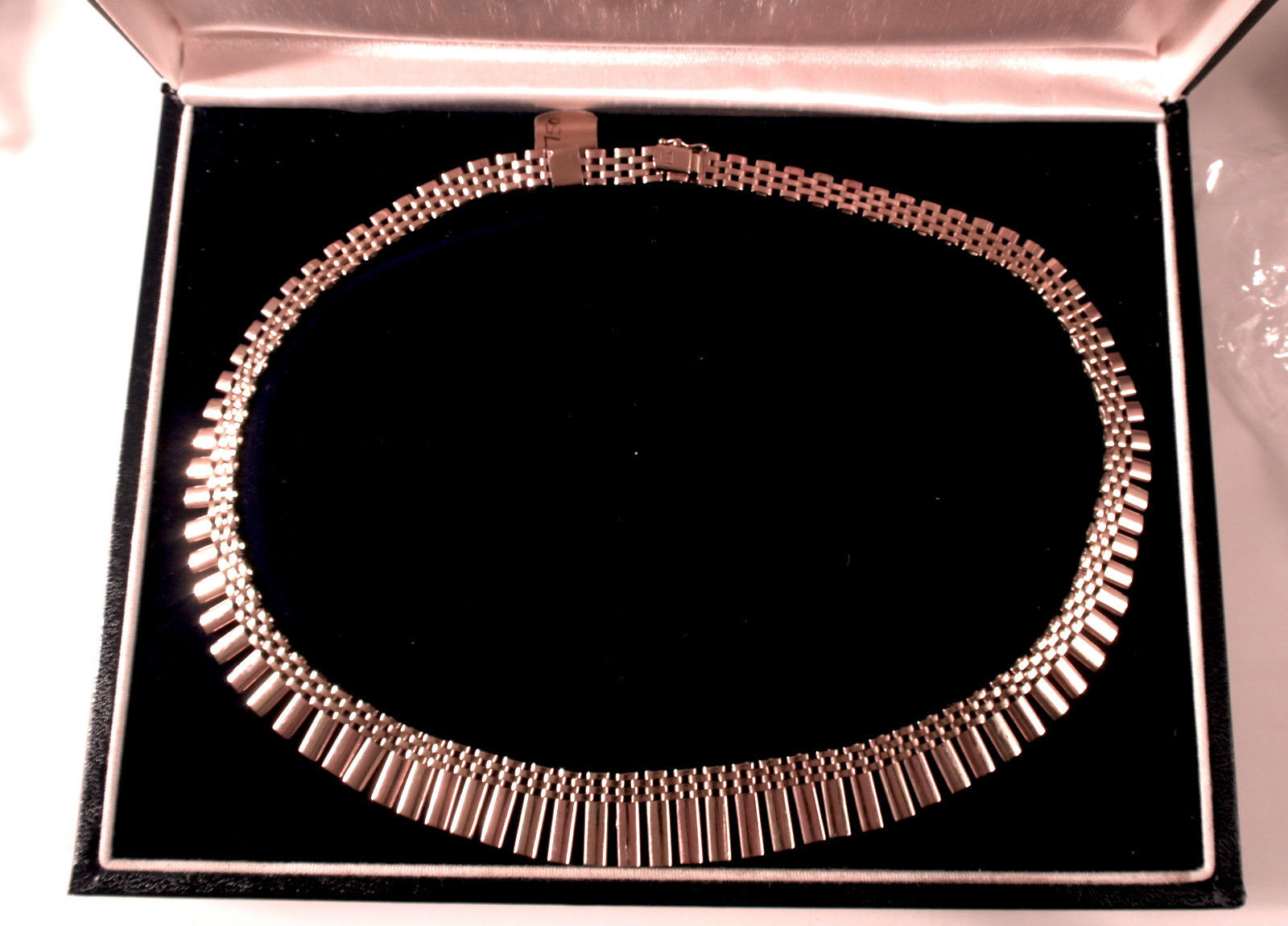 Exquisite Vintage Hallmarked Swiss 9 carat Gold Necklace (1 of 1)