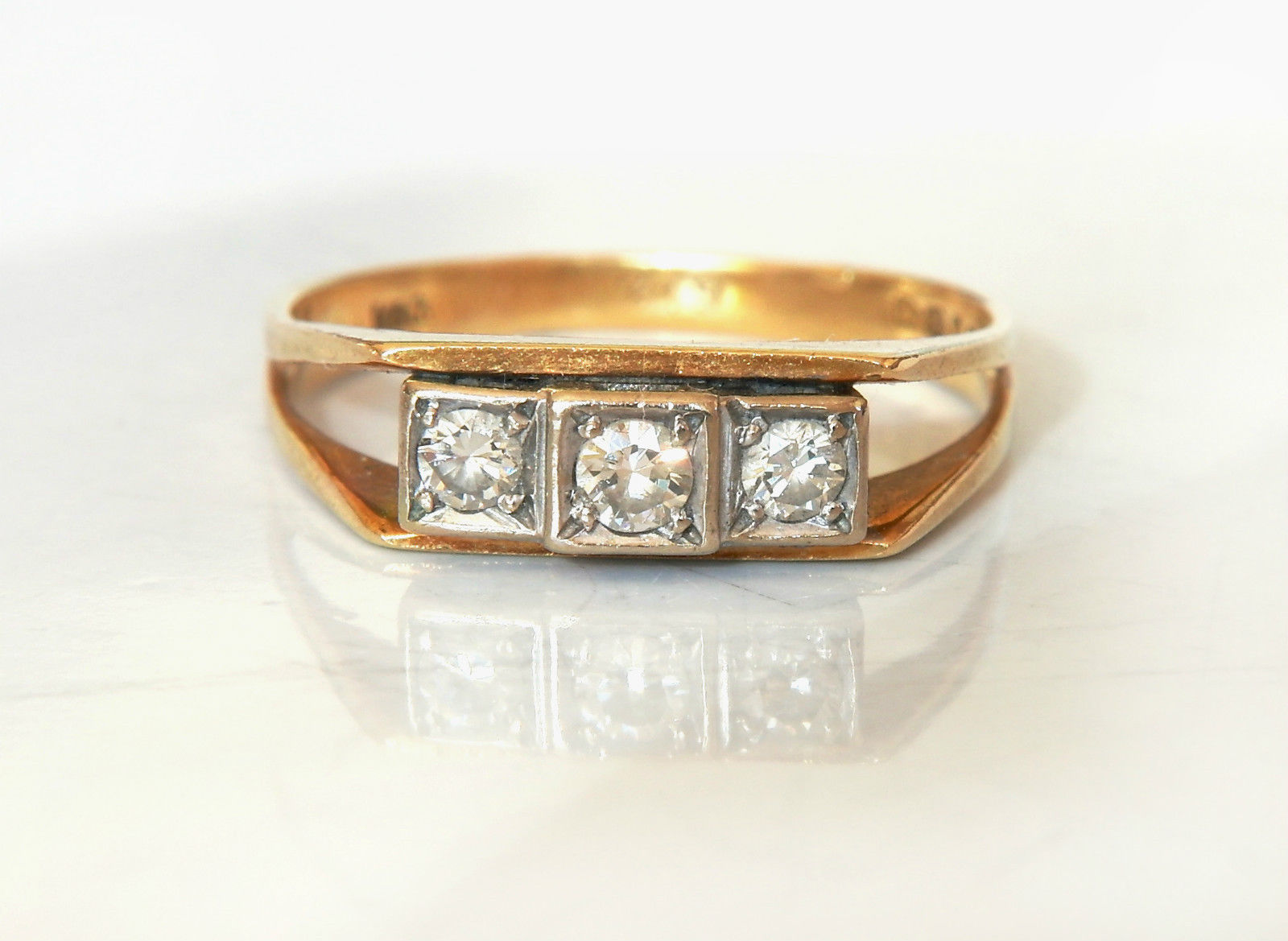 Vintage 18ct Yellow Gold 3 Stone Diamond Ring (1 of 1)