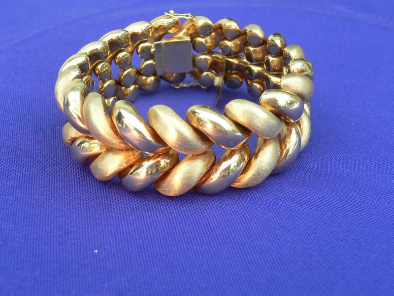 A Heavy 18 Carat Gold Bracelet (1 of 1)