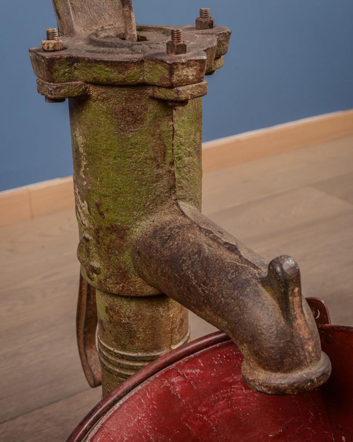 Cast iron fountain (1 of 1)