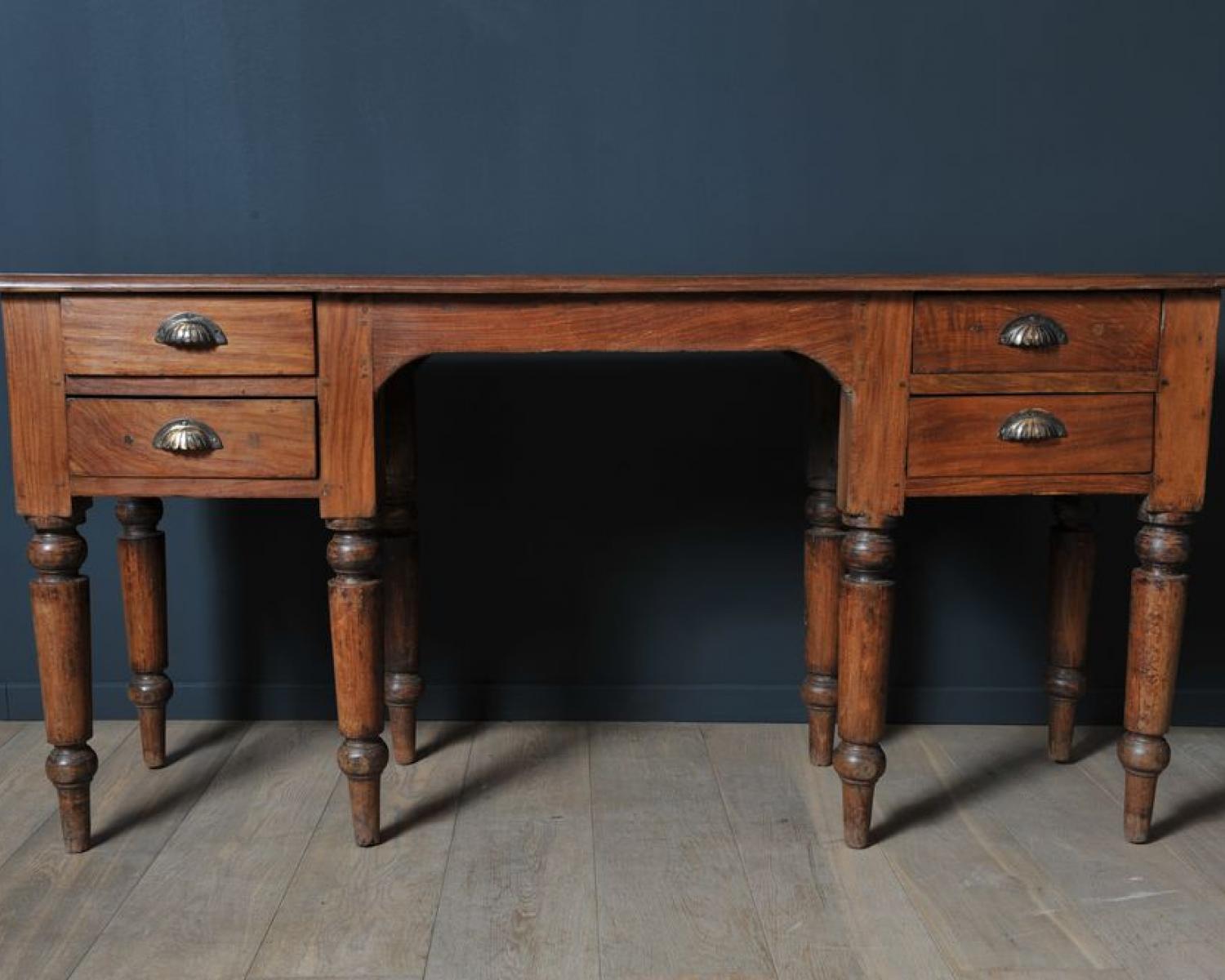 Elegant desk with 8 feet (1 of 8)