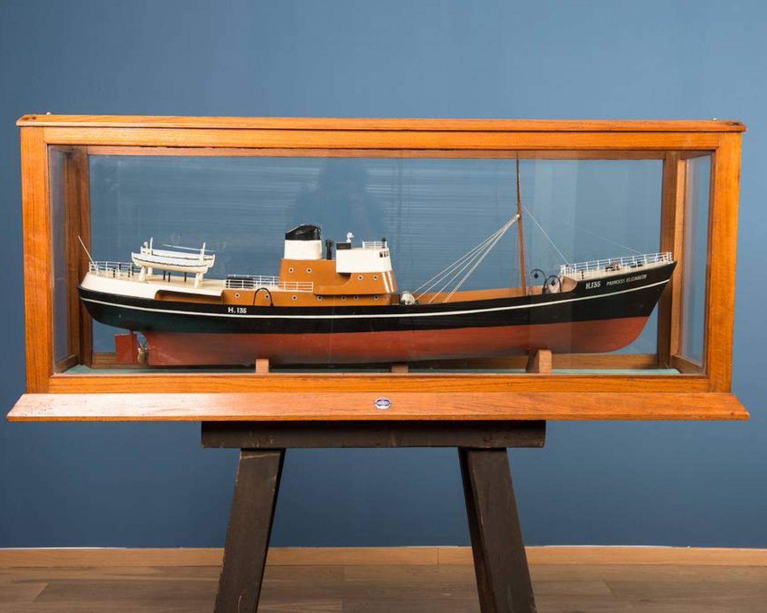 Beautiful model boat fishing in its glass c.1920 (1 of 4)