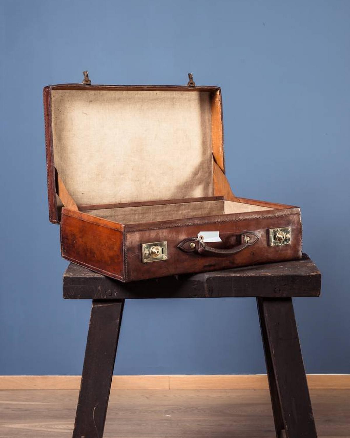 Small suitcase E.G.G. (1 of 1)