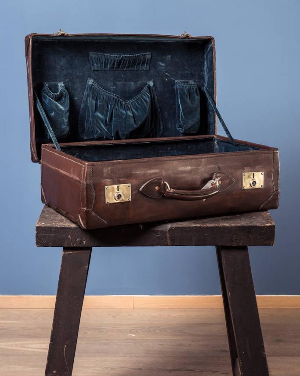 Nice leather suitcase 1920 (1 of 1)