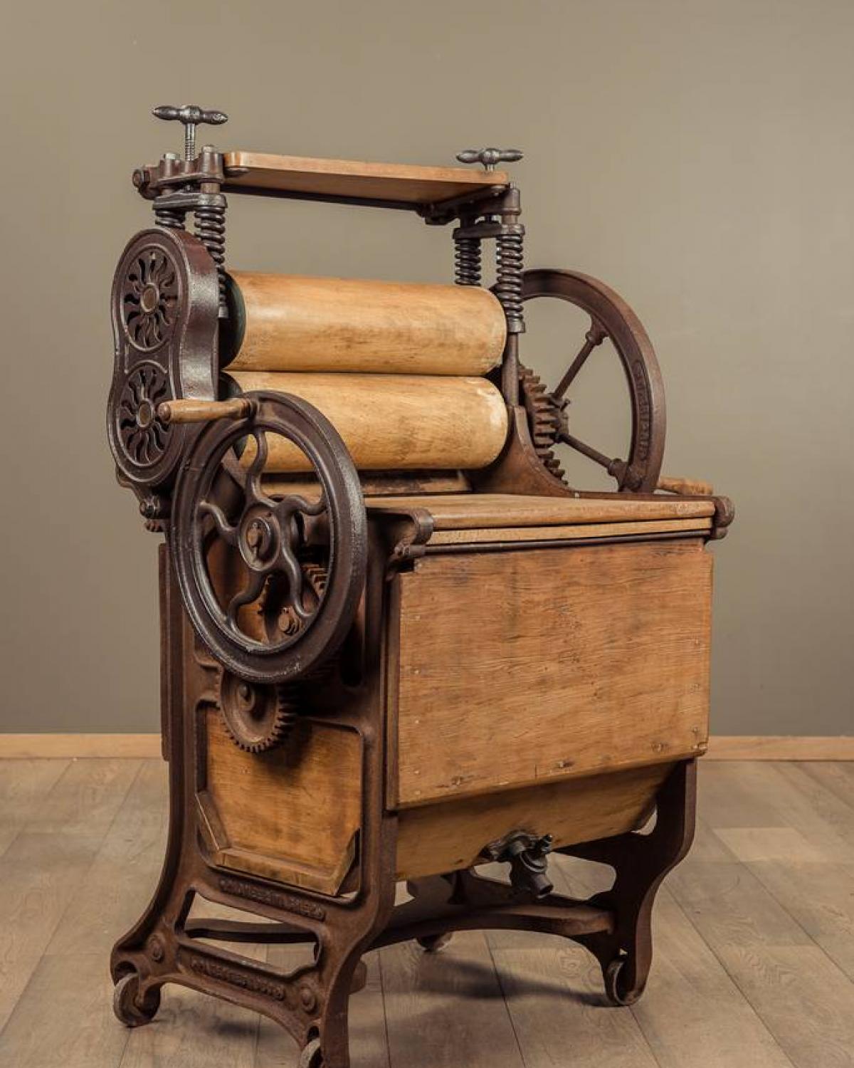 Hand wringer C. 1910 (1 of 4)