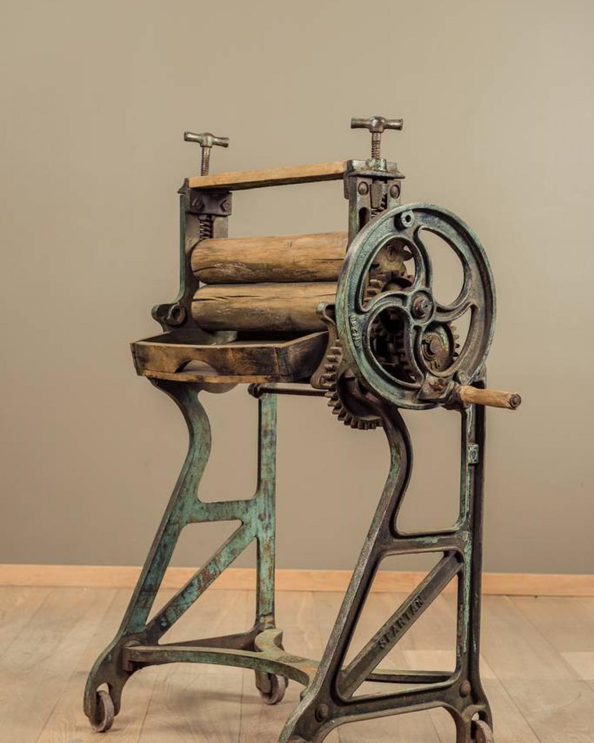 Hand wringer C. 1890 (1 of 4)